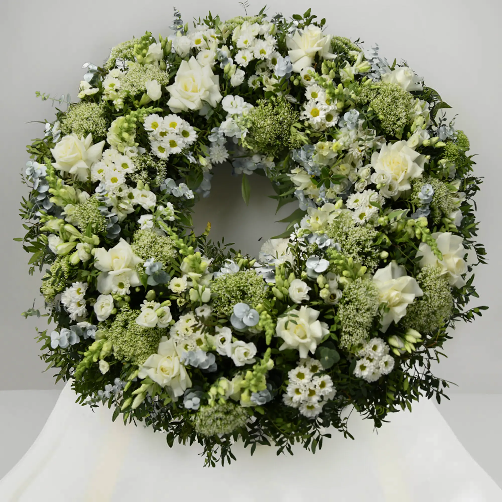 Coroane funerare, Coroana funerara rotunda cu santini si trandafiri speciali albi, californiaflowers.mom