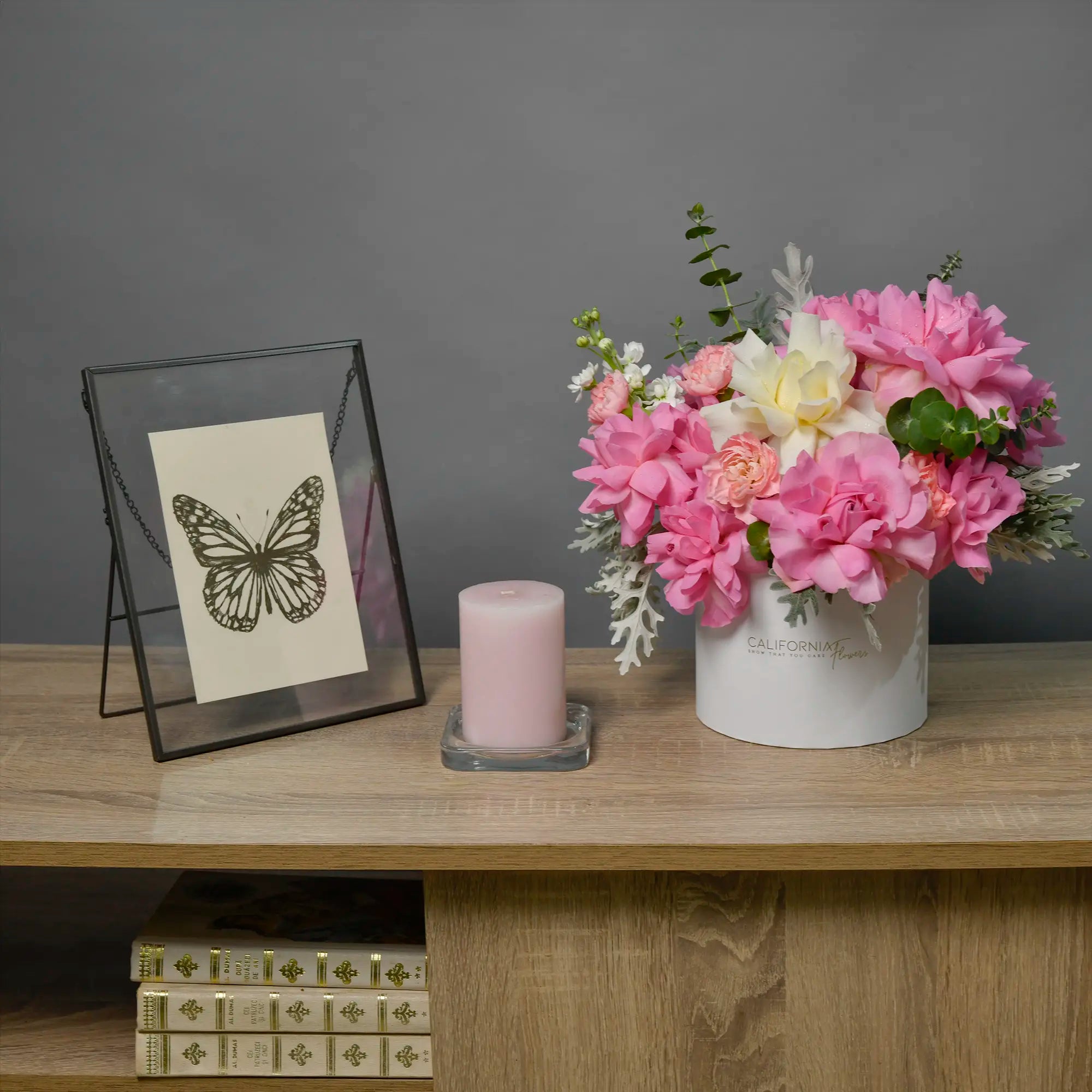 Aranjament floral in cutie cu trandafiri speciali roz, matthiola si garoafe, 4, californiaflowers.mom