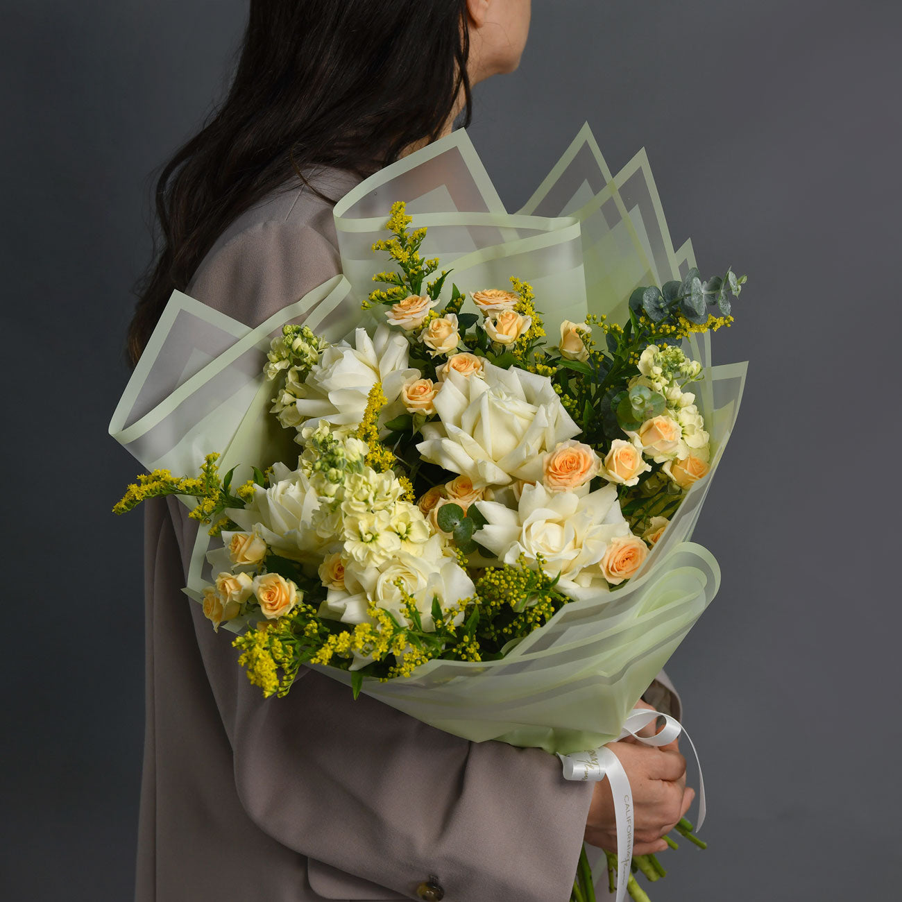 Flori de Sf. Maria - California Flowers, Buchet trandafiri speciali albi, solidago si tros, californiaflowers.mom
