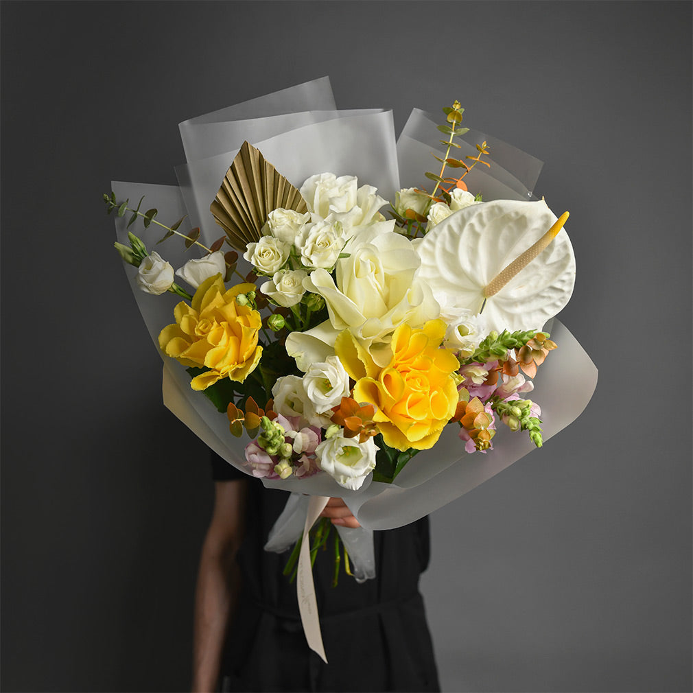 Flori de Sf. Maria - California Flowers, Buchet trandafiri speciali galbeni, lisianthus si miniroze albe, californiaflowers.mom