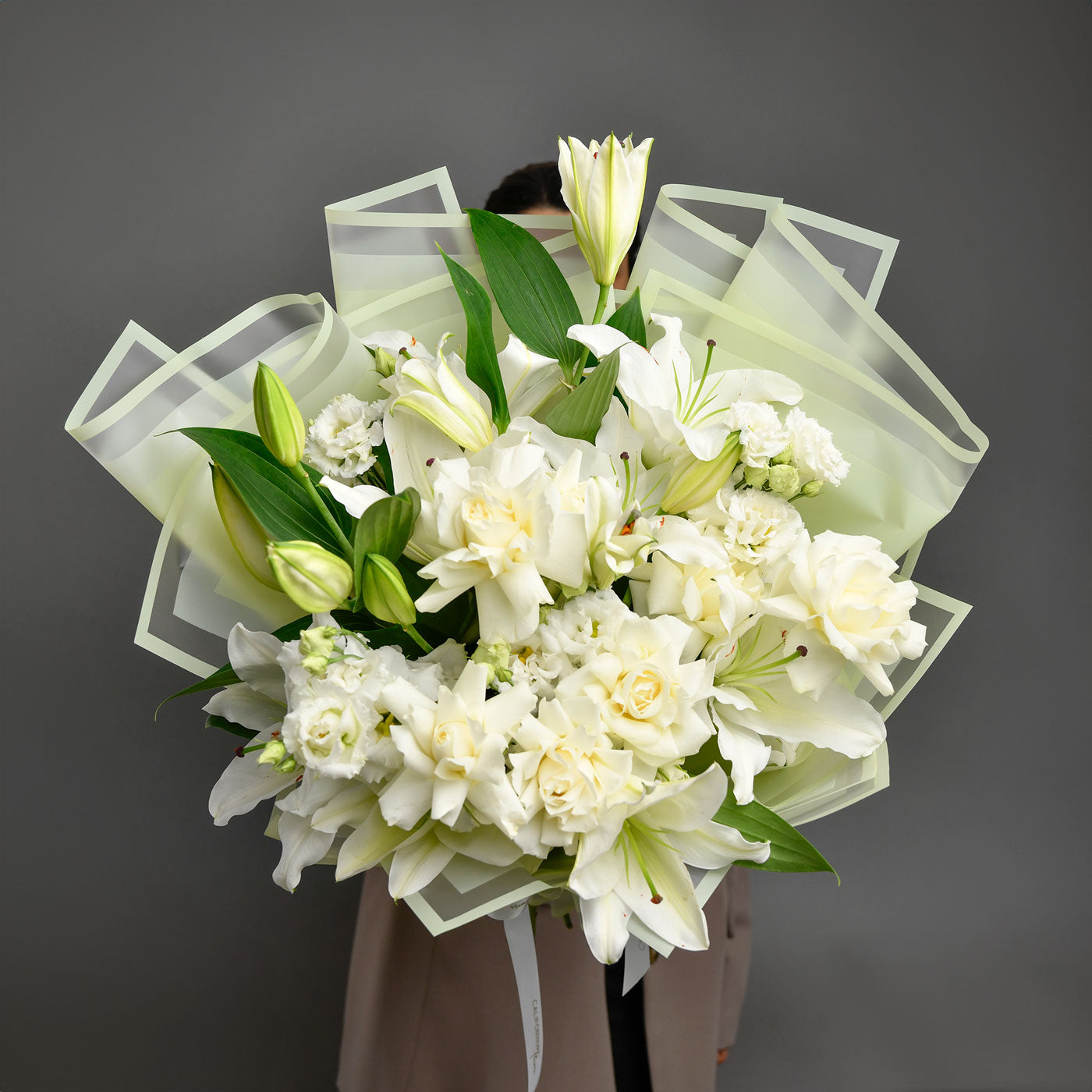Flori de Sf. Maria - California Flowers, Buchet trandafiri albi si crini albi, californiaflowers.mom