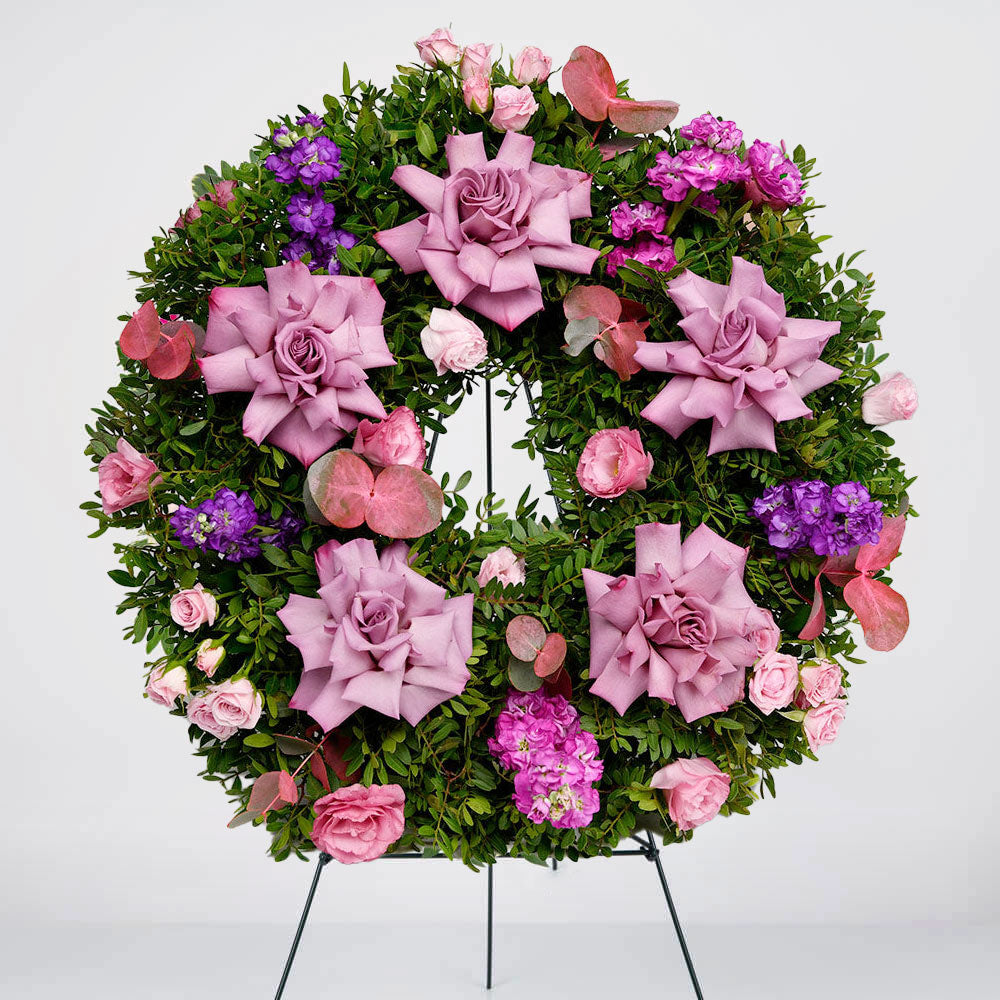 Coroana funerara rotunda cu trandafiri mov speciali si lisianthus mov, 1, californiaflowers.mom