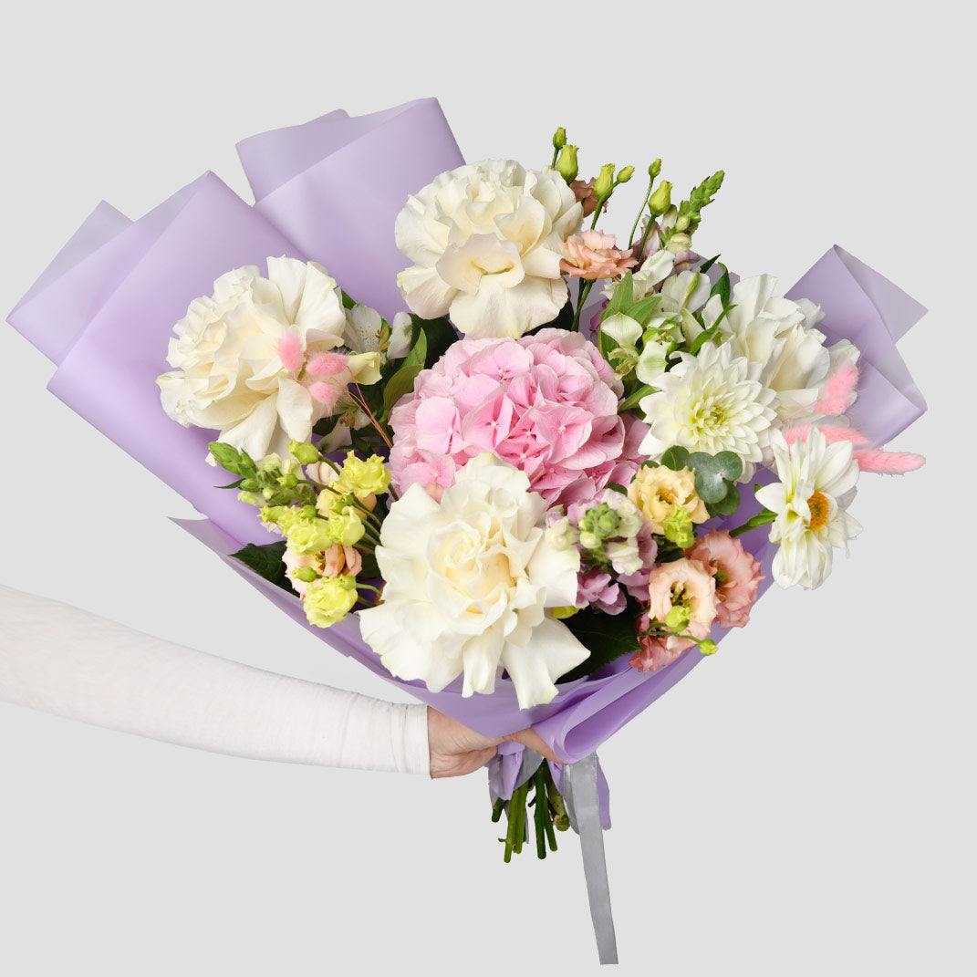 Aranjamente cu frezii - California Flowers, Buchet trandafiri speciali albi si hortensie roz, californiaflowers.mom