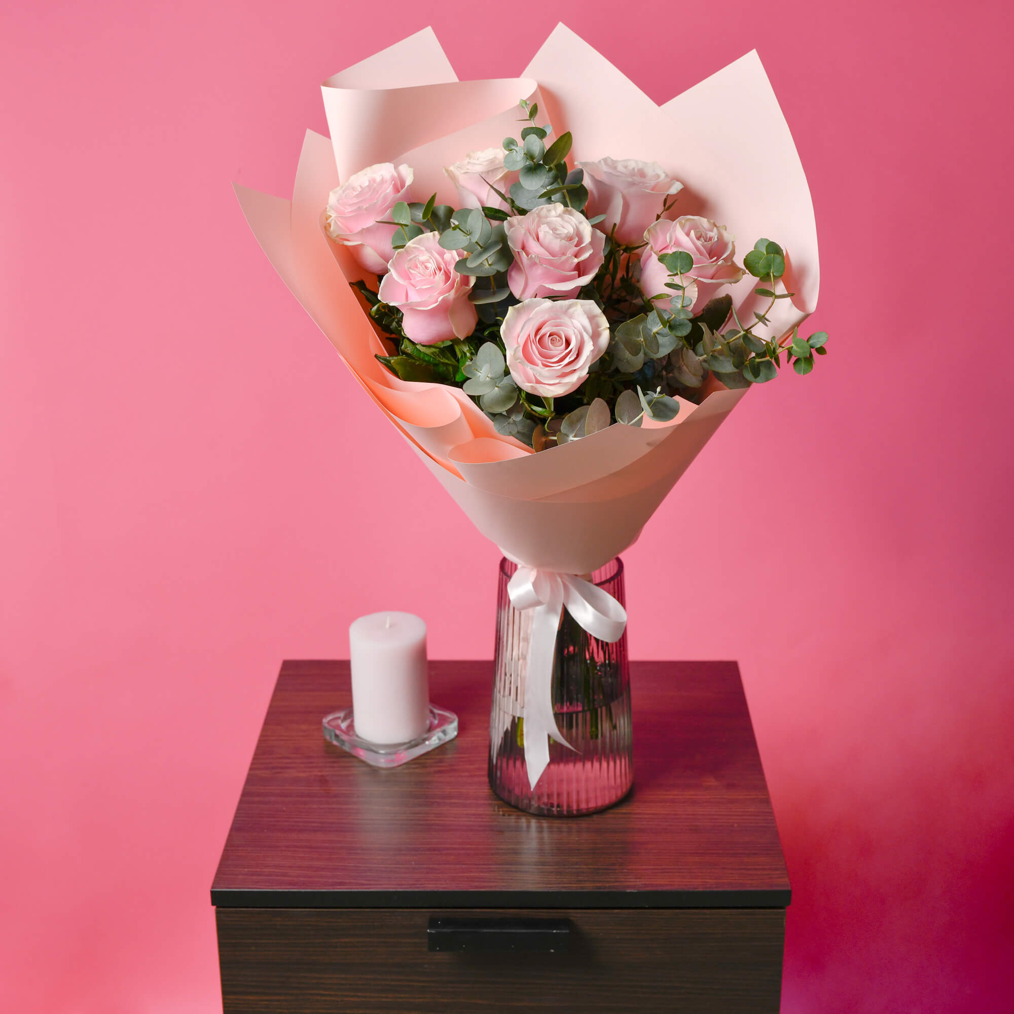 Flori de Valentine's Day - California Flowers, Buchet 7 trandafiri roz si eucalipt, californiaflowers.mom
