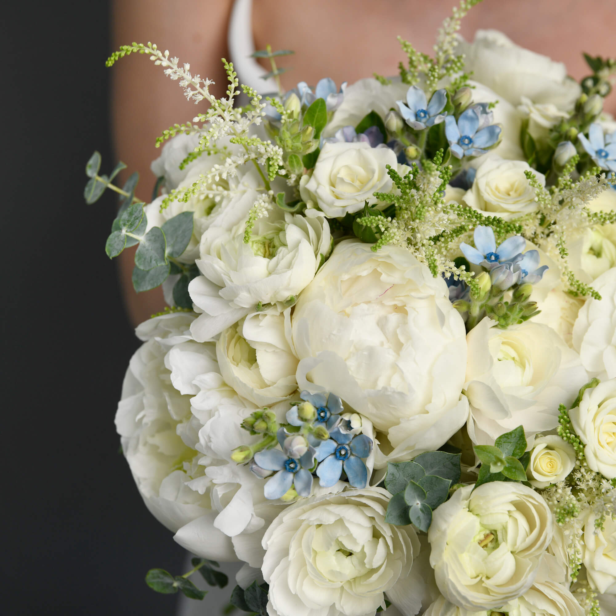Buchet de mireasa cu ranunculus si bujori albi, 5, californiaflowers.mom