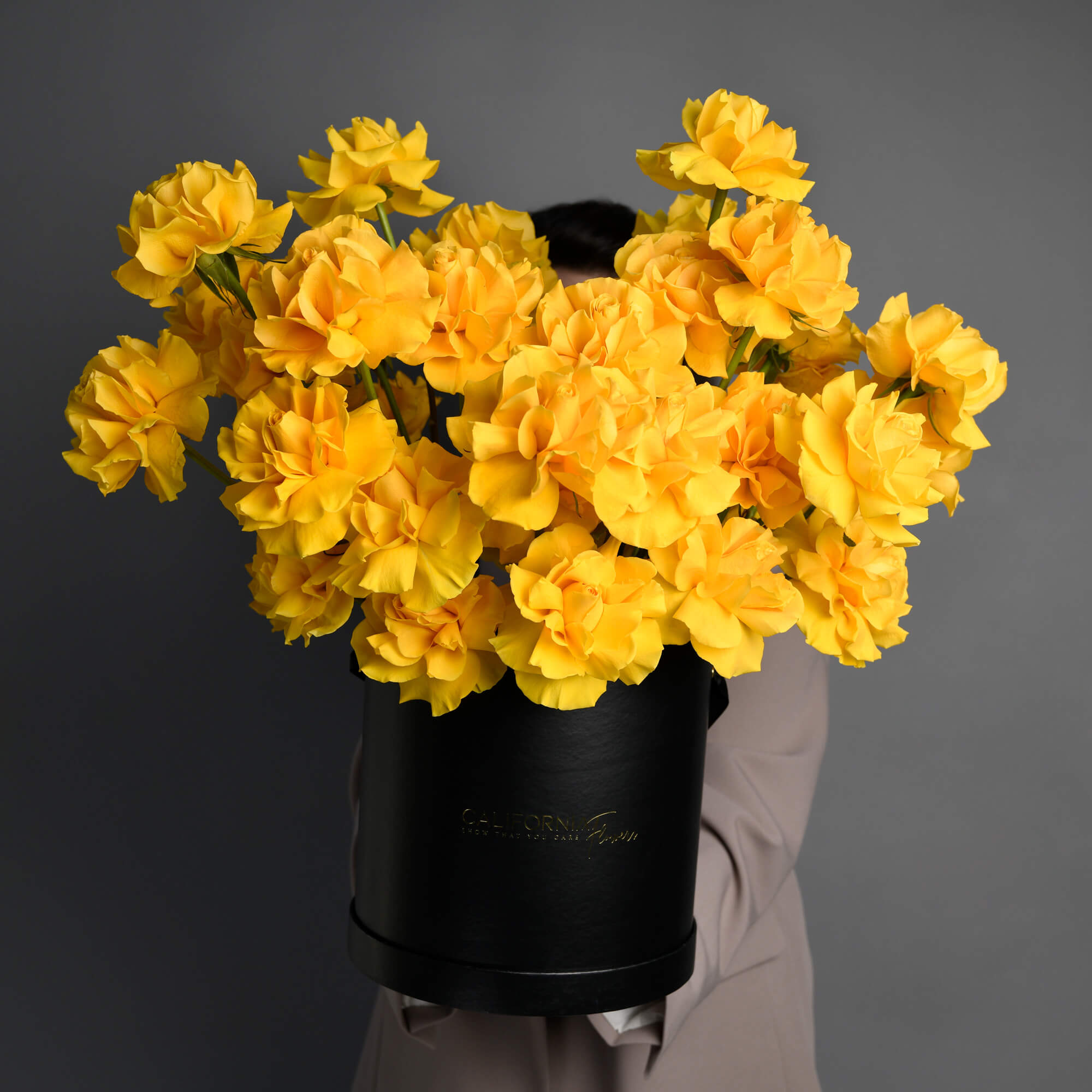 Flori pentru iubita – California Flowers, Aranjament floral in cutie cu 55 trandafiri speciali galbeni, californiaflowers.mom