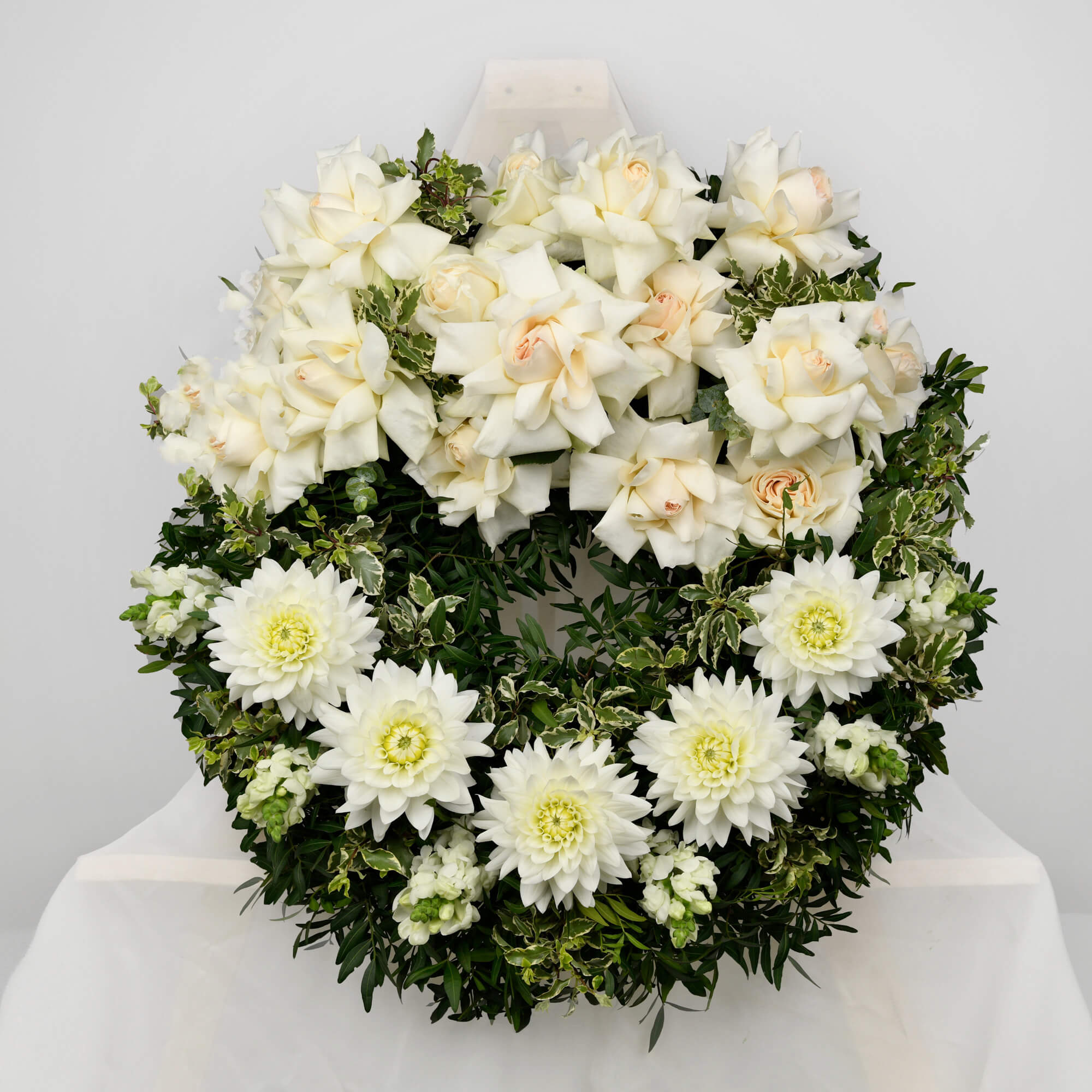 Coroane funerare, Coroana de flori rotunda cu dalii si trandafiri, californiaflowers.mom