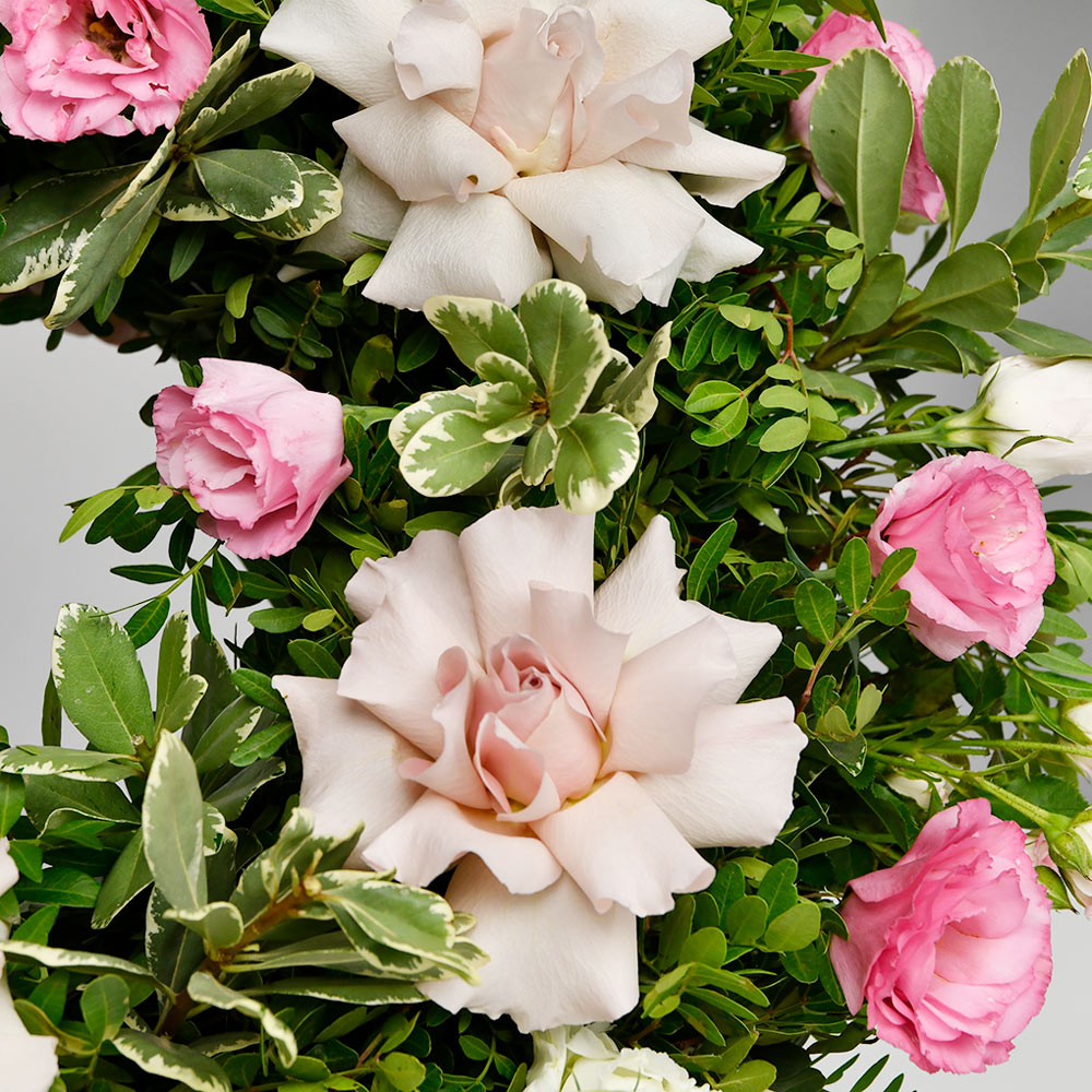 Coroana funerara rotunda cu lisianthus roz si trandafiri roz speciali, 2, californiaflowers.mom