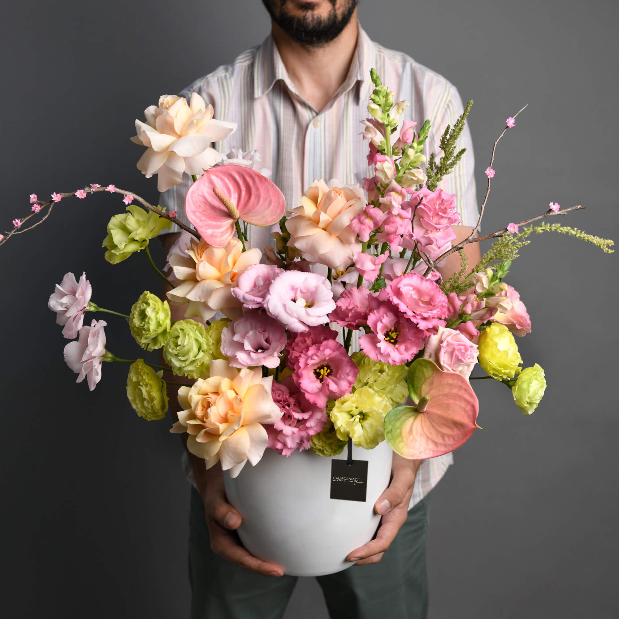 De ce mucegaieste pamantul la flori: cauze, prevenire si solutii efici, Aranjament floral in vas ceramic cu anthurium si lisianthus roz, californiaflowers.mom