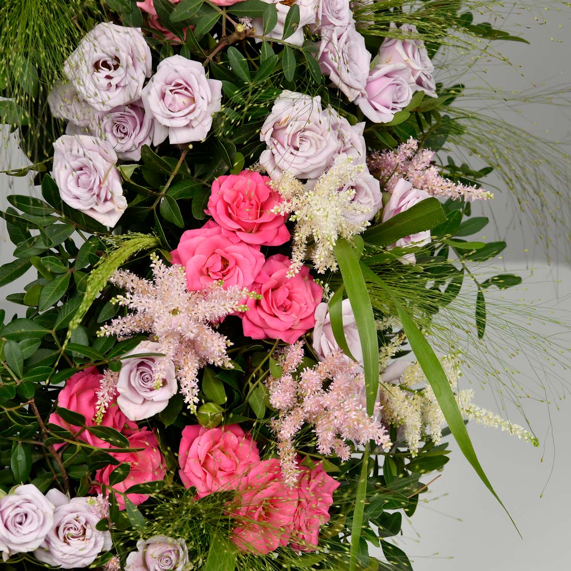 Coroane funerare, Aranjament floral funerar cu tros roz si astilbe, californiaflowers.mom