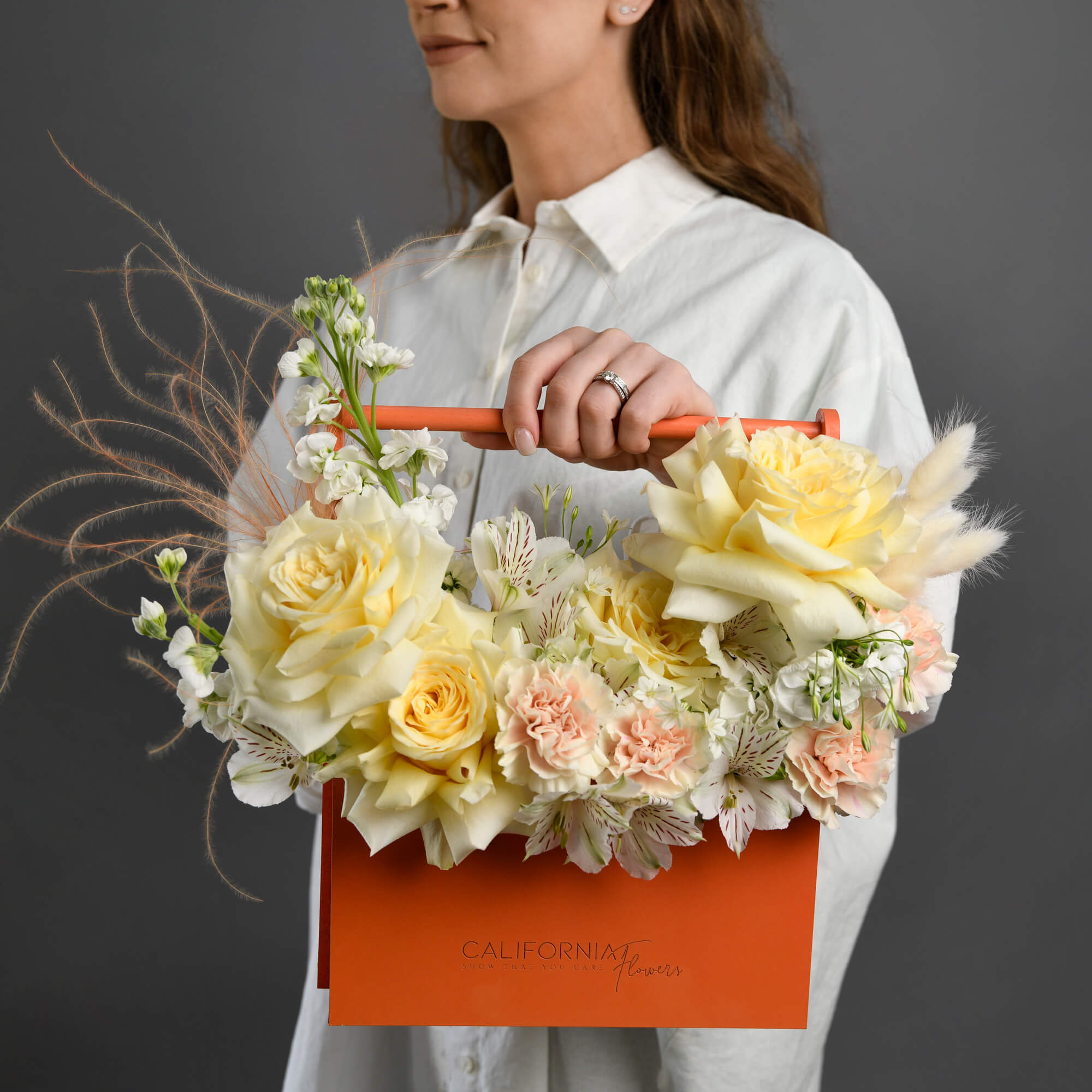 Flori de 1 Martie - California Flowers, Aranjament floral in cutie cu trandafiri si matthiola alba, californiaflowers.mom
