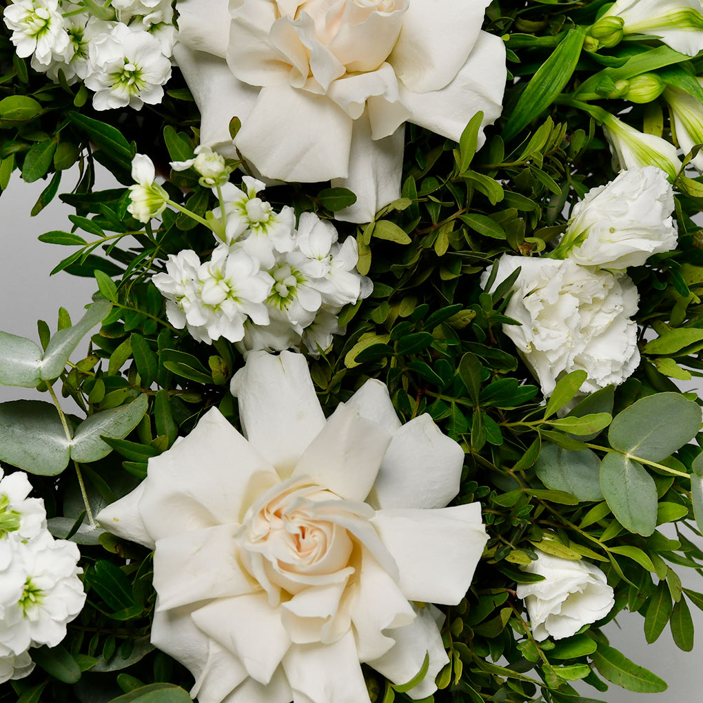 Coroana funerara rotunda cu trandafiri speciali albi, lisianthus si alstroemeria, 2, californiaflowers.mom