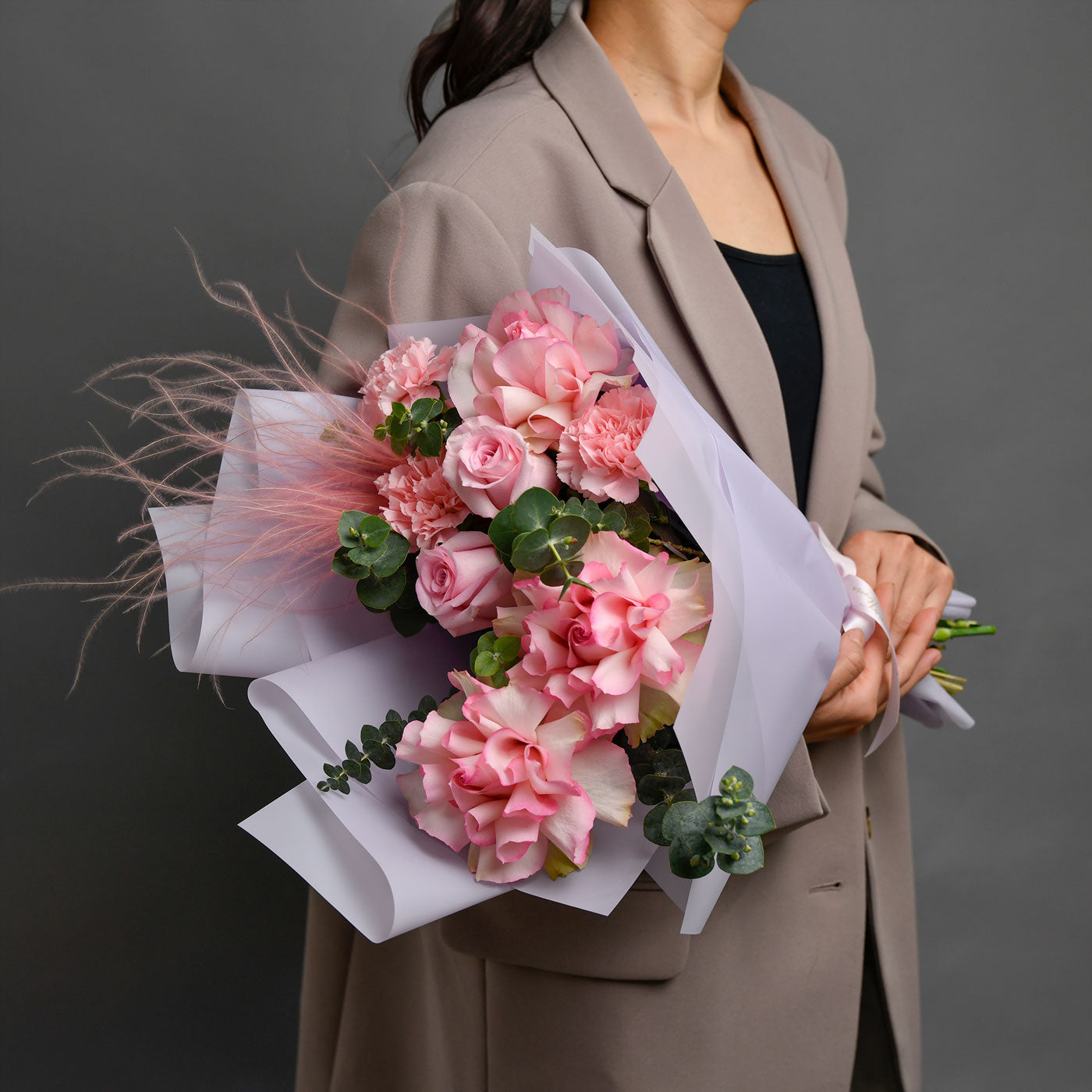 Buchet trandafiri roz, dianthus si eucalipt, 3, californiaflowers.mom