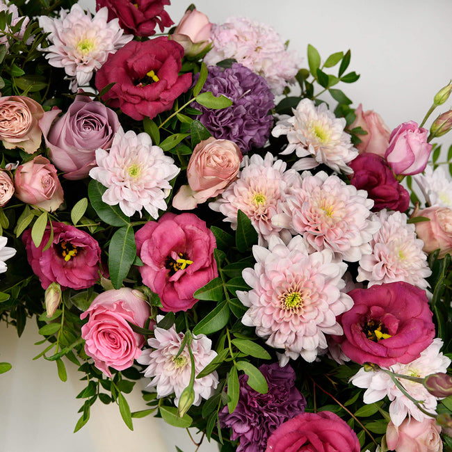 Coroana funerara rotunda cu crizanteme si lisianthus roz, 2, californiaflowers.mom