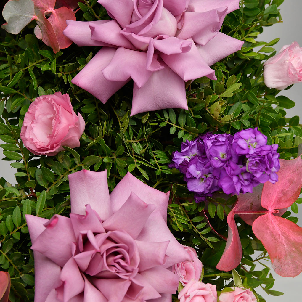 Coroana funerara rotunda cu trandafiri mov speciali si lisianthus mov, 2, californiaflowers.mom