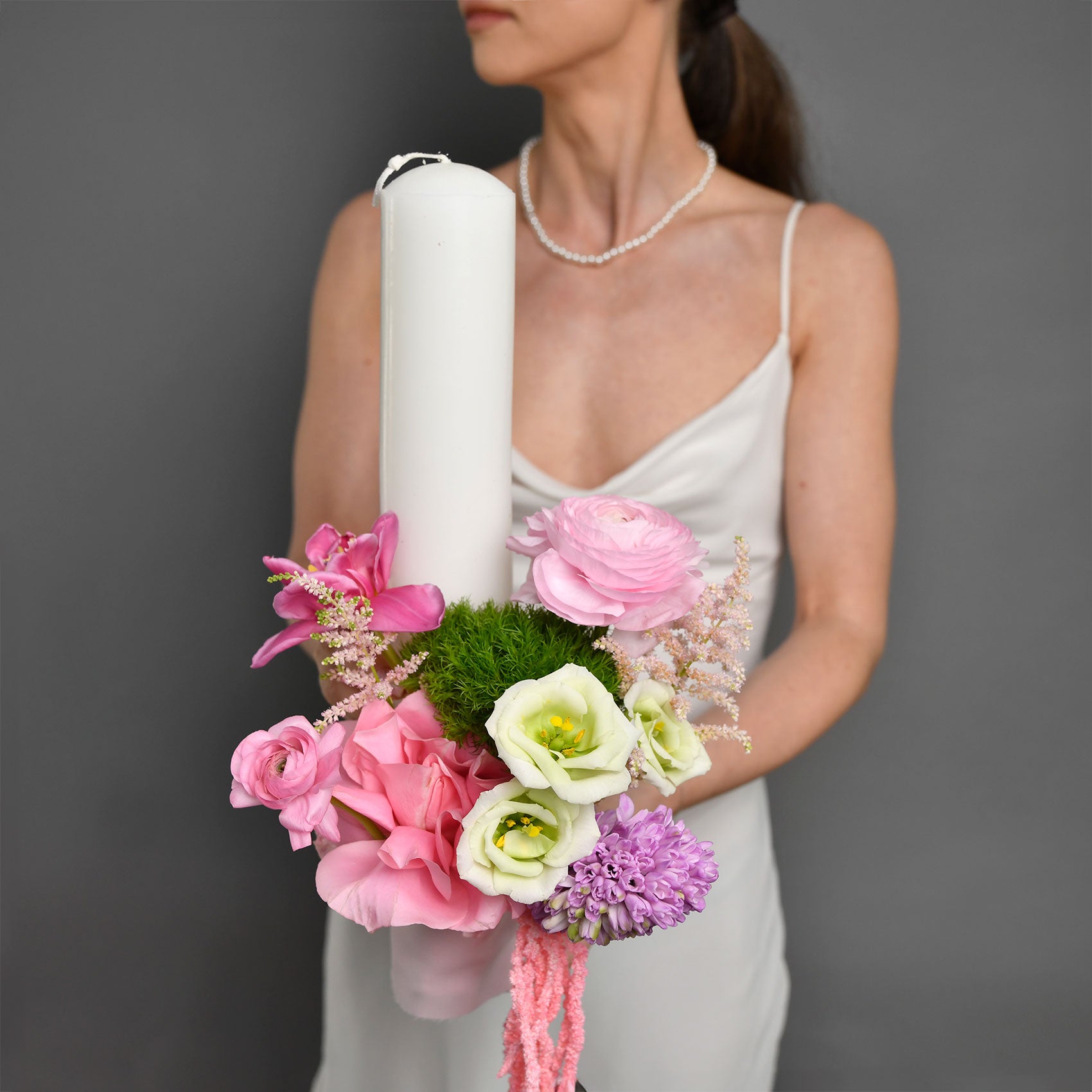 Lumanari botez flori naturale - California Flowers, Lumanare botez cu lisianthus si zambila, californiaflowers.mom