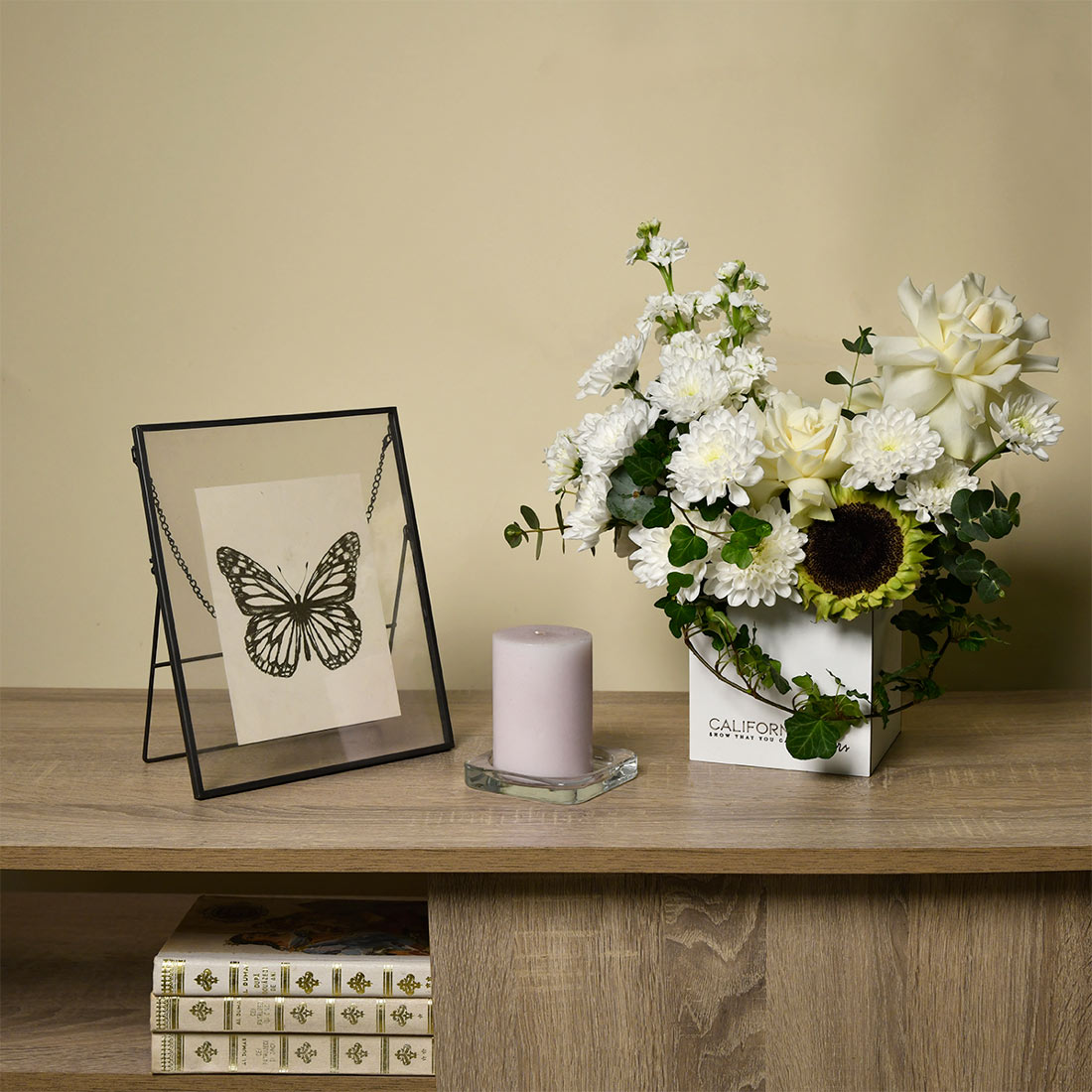 Aranjament floral in cutie cu crizanteme albe si floarea soarelui, 5, californiaflowers.mom