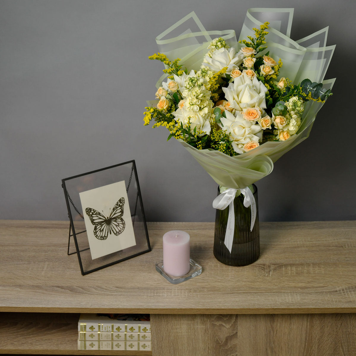 Buchet trandafiri speciali albi, solidago si tros, 4, californiaflowers.mom