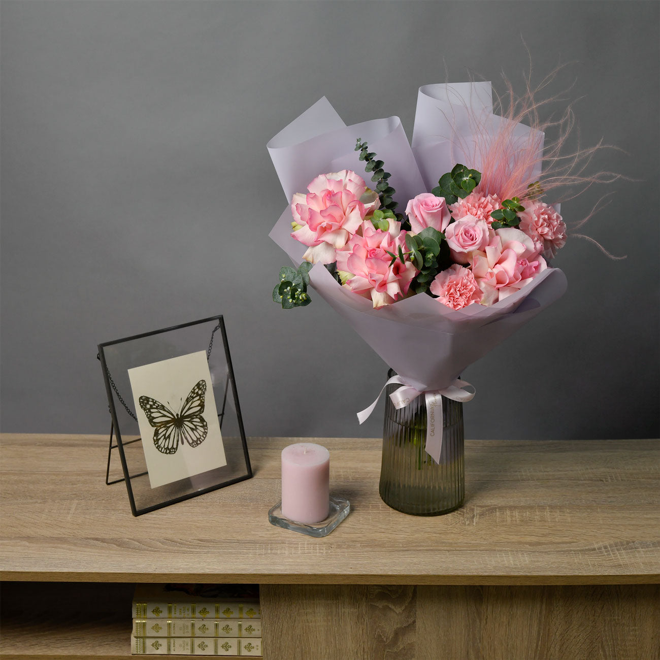 Flori de Paste - California Flowers, Buchet trandafiri roz, dianthus si eucalipt, californiaflowers.mom
