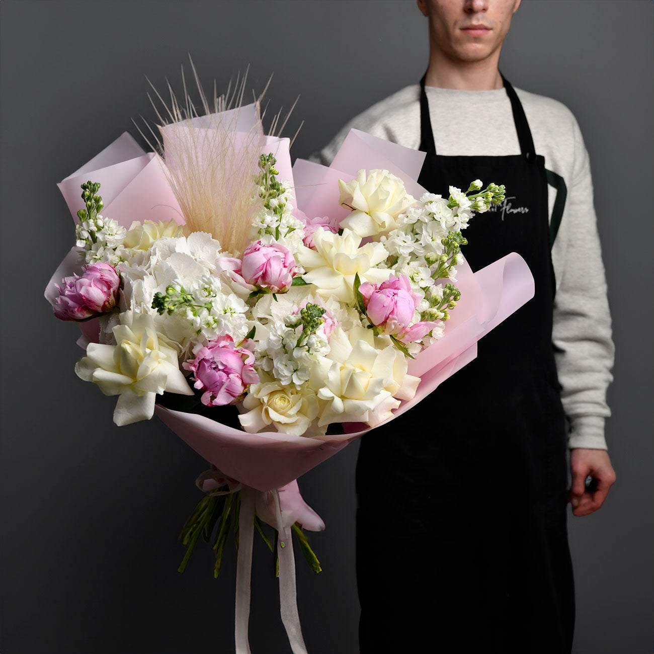 Florarie online - California Flowers ✅, Buchet bujori naturali roz, trandafiri albi si matthiola, californiaflowers.mom