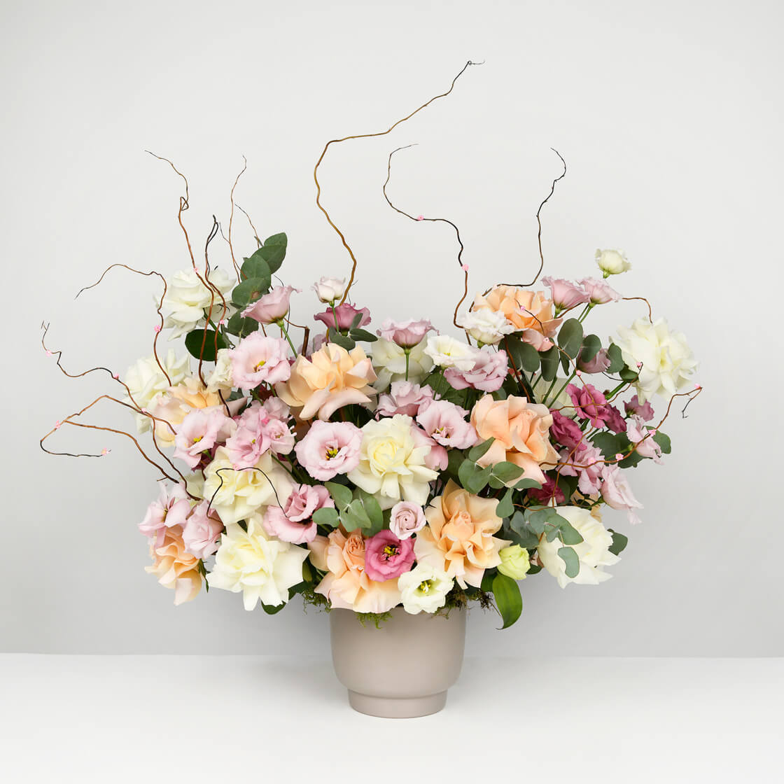 Ocazii Speciale, Aranjament floral in vas ceramic cu lisianthus si trandafiri speciali albi, californiaflowers.mom