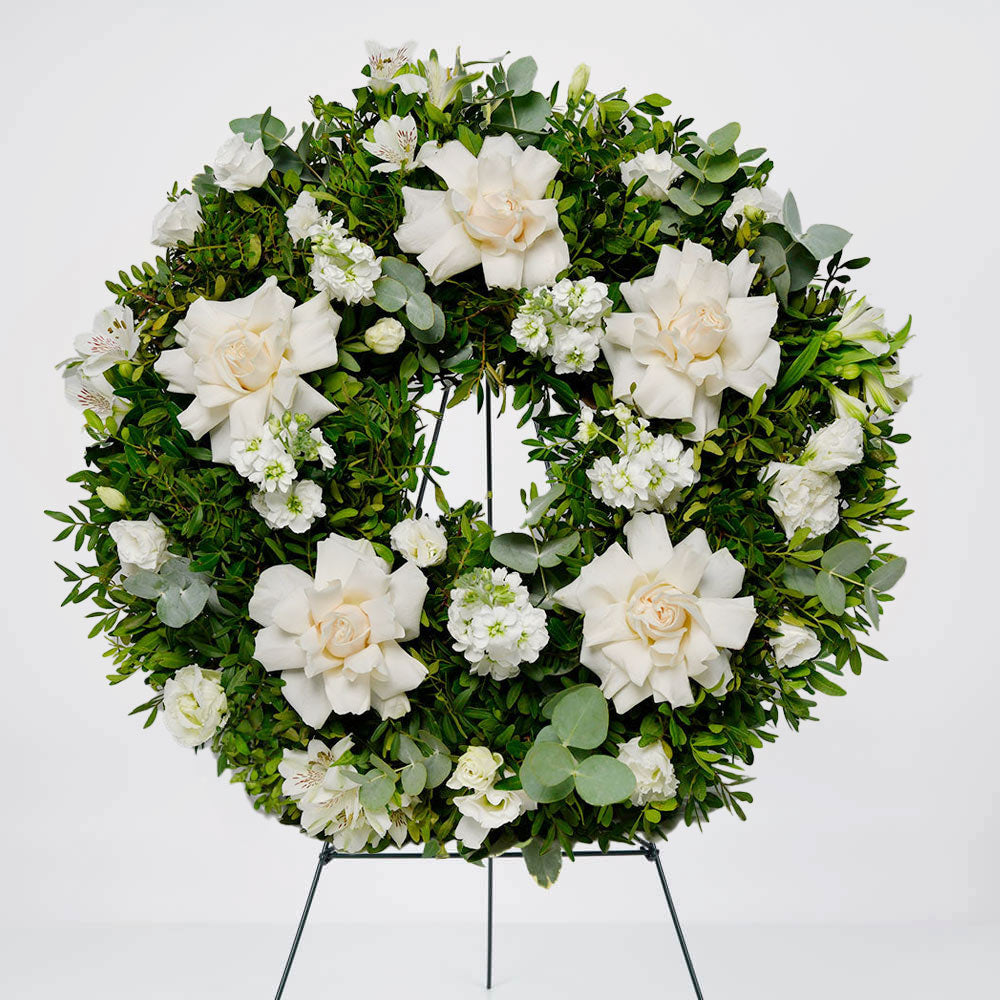 Coroana funerara rotunda cu trandafiri speciali albi, lisianthus si alstroemeria, 1, californiaflowers.mom