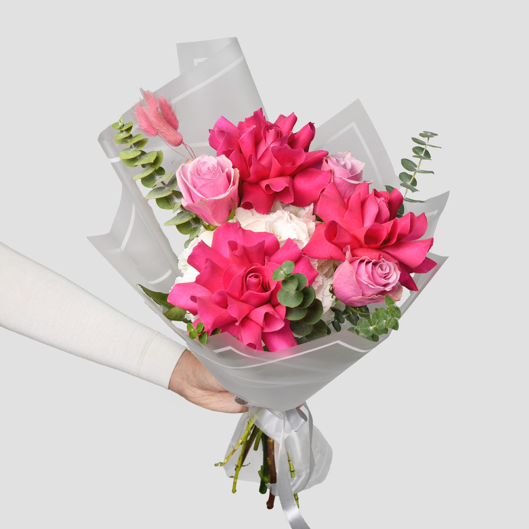 Flori pentru iubita – California Flowers, Buchet trandafiri speciali Pink si hortensie alba, californiaflowers.mom