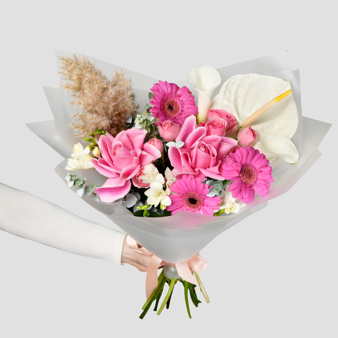 Sf. MIhail si Gavril, Buchet trandafiri roz speciali, minigerbera si anthurium alb, californiaflowers.mom