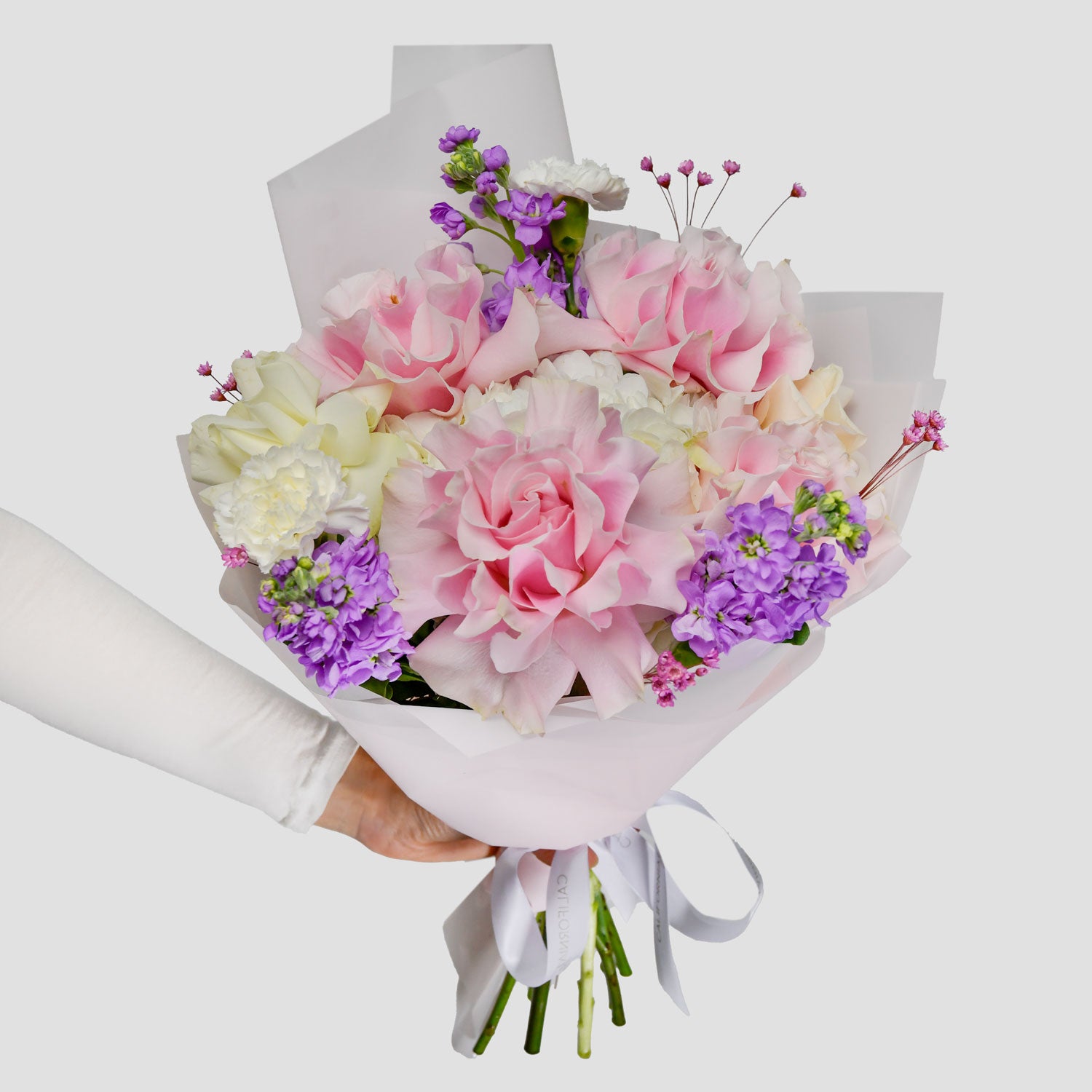 Flori pentru mama - California Flowers, Buchet trandafiri roz, albi si matthiola, californiaflowers.mom