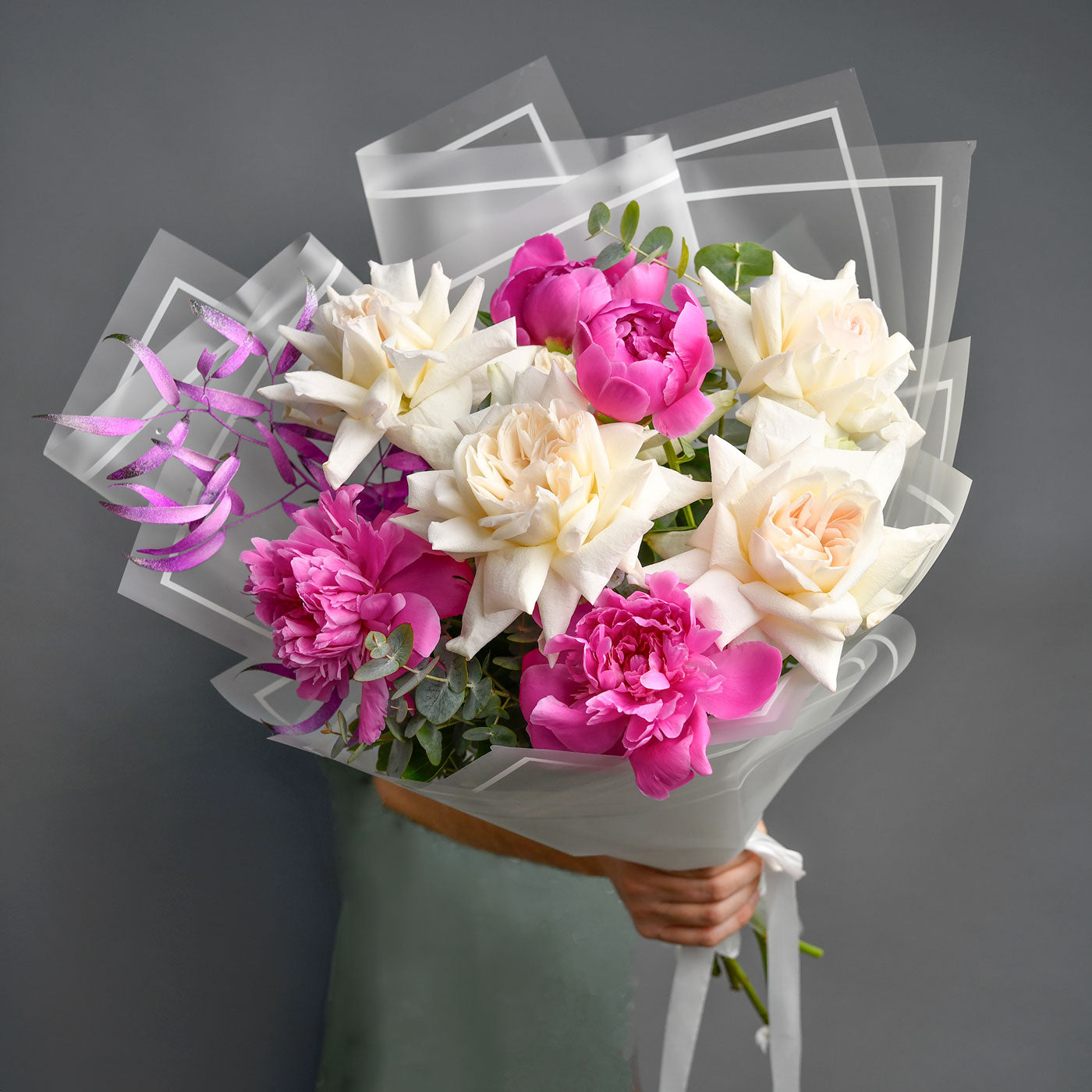 Florarie online - California Flowers ✅, Buchet bujori naturali roz si trandafiri speciali albi, californiaflowers.mom