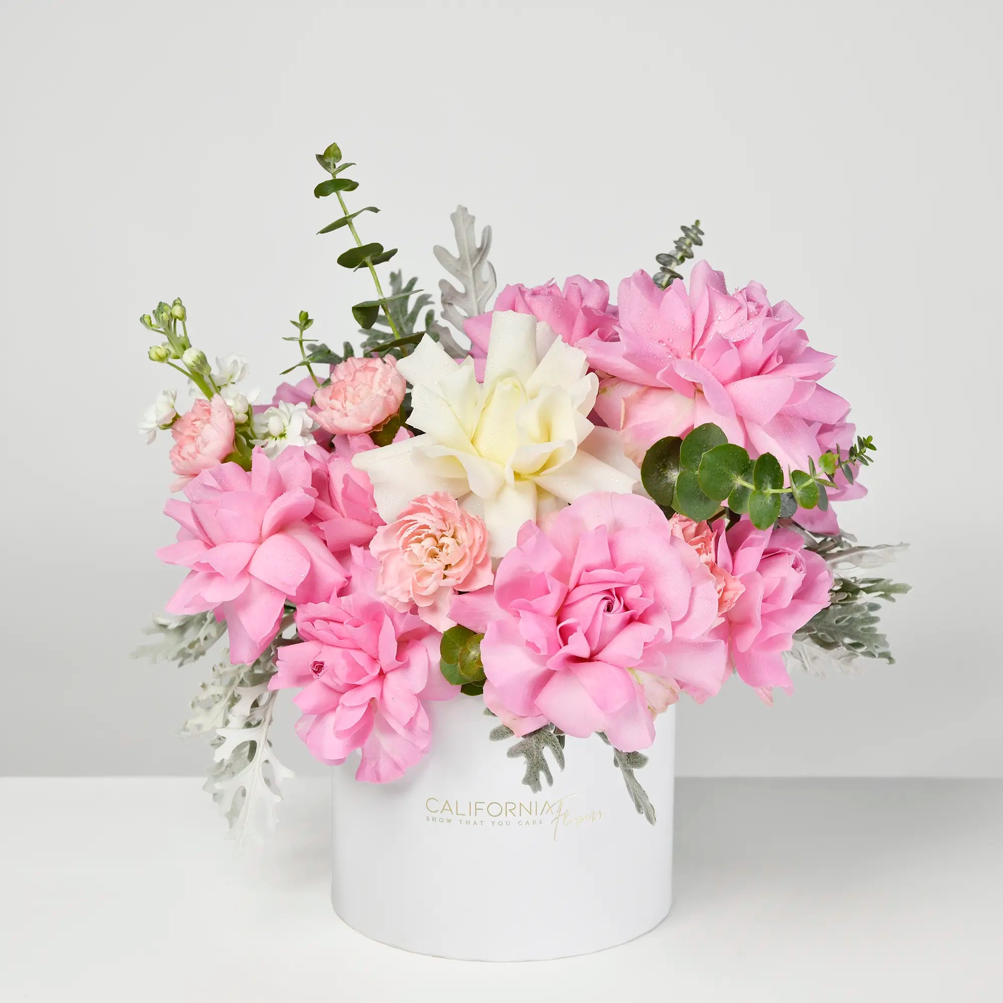 Aranjamente florale nou nascut - California Flowers, Aranjament floral in cutie cu trandafiri speciali roz, matthiola si garoafe, californiaflowers.mom