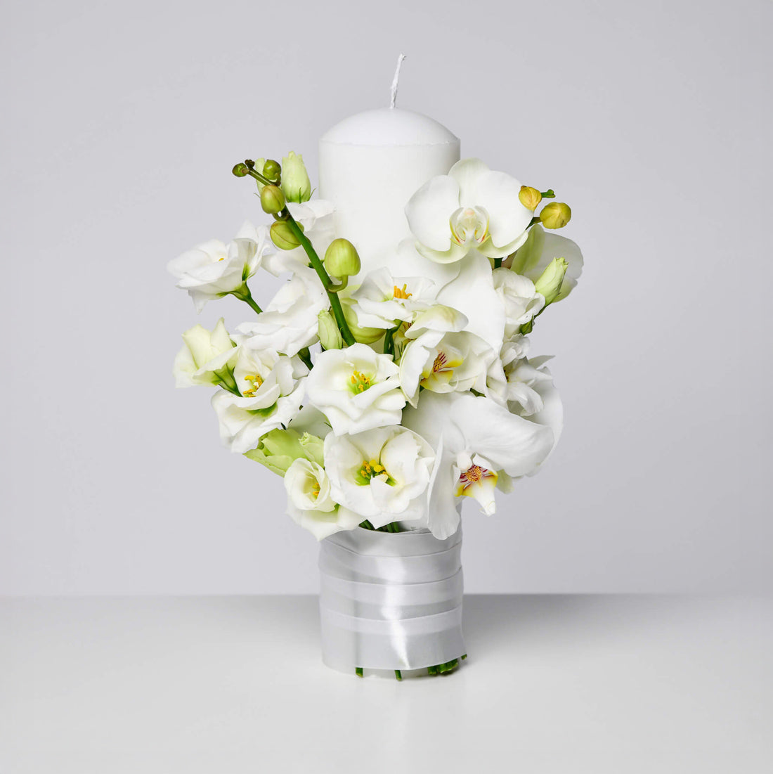 Lumanari nunta flori naturale - California Flowers, Lumanari de cununie cu phalaenopsis si lisianthus alb, californiaflowers.mom