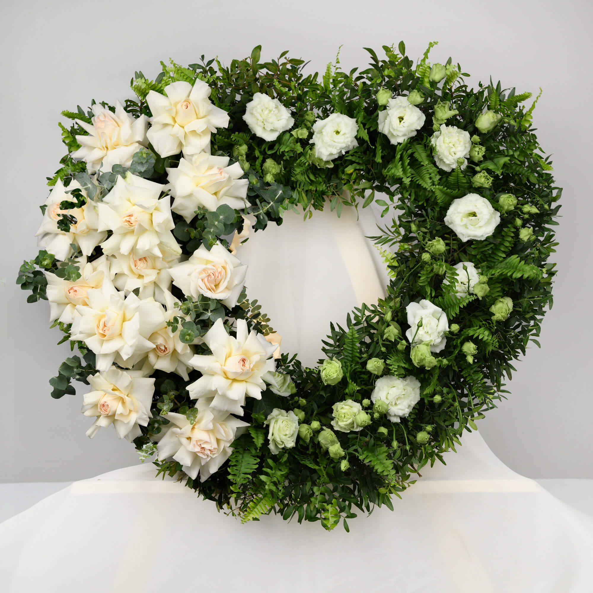 Coroane funerare, Coroana funerara inima cu trandafiri si lisianthus alb, californiaflowers.mom