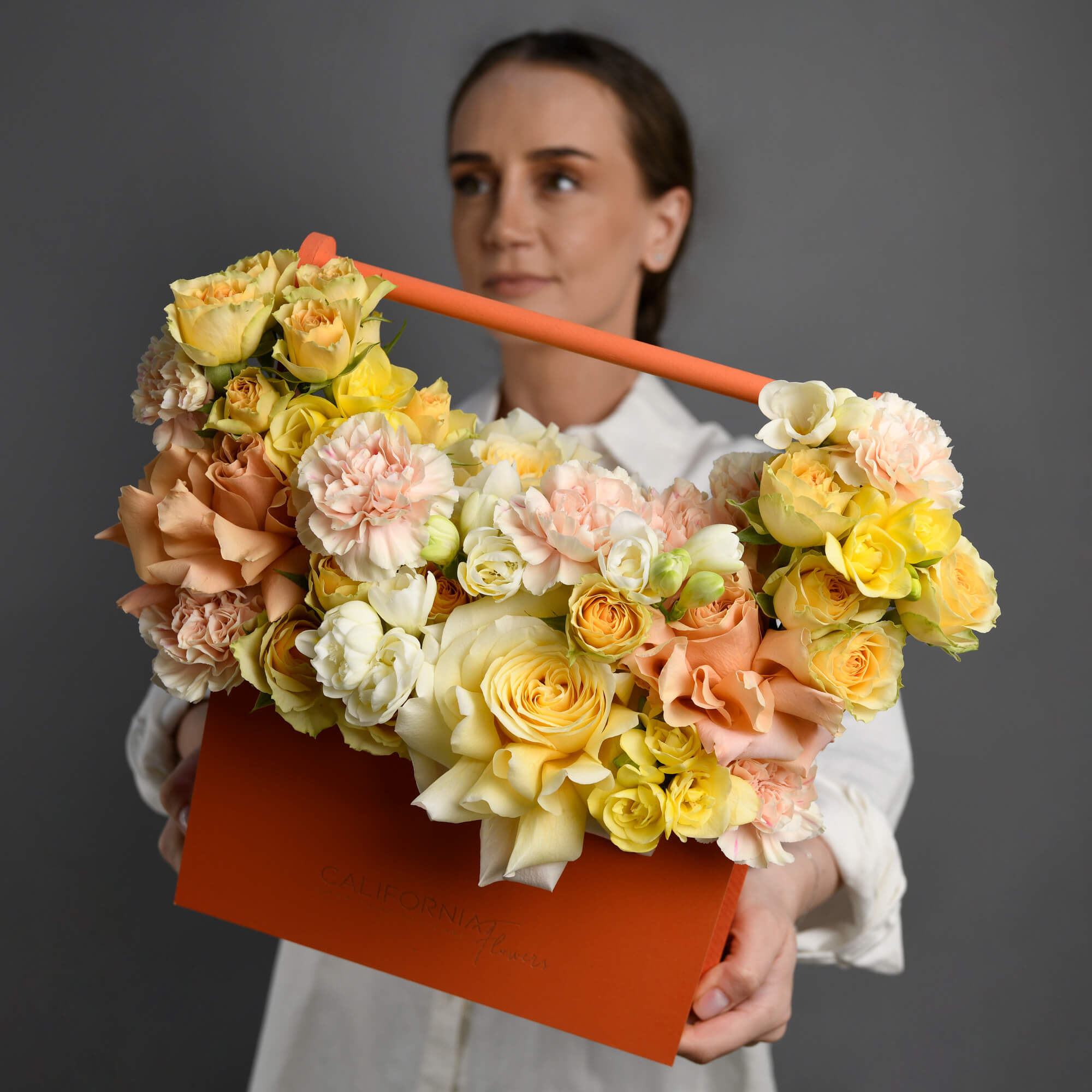 Aranjament floral in cutie cu trandafiri si miniroze galbene, 3, californiaflowers.mom