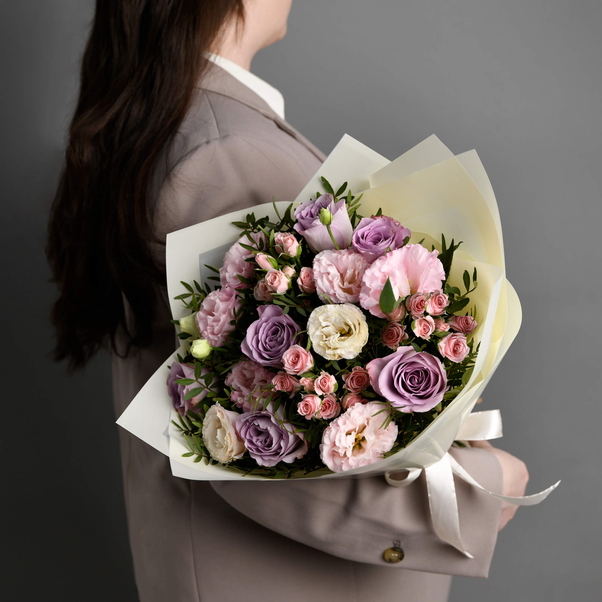 LIVRARE FLORI Cluj-Napoca, Buchet lisianthus si miniroze roz, californiaflowers.mom