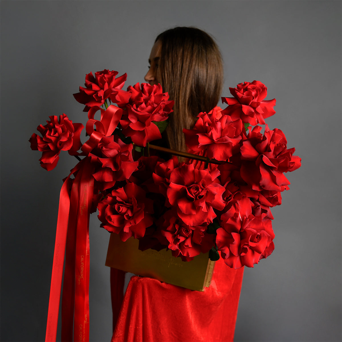 Aranjament floral in cutie cu 31 trandafiri speciali rosii, 4, californiaflowers.mom
