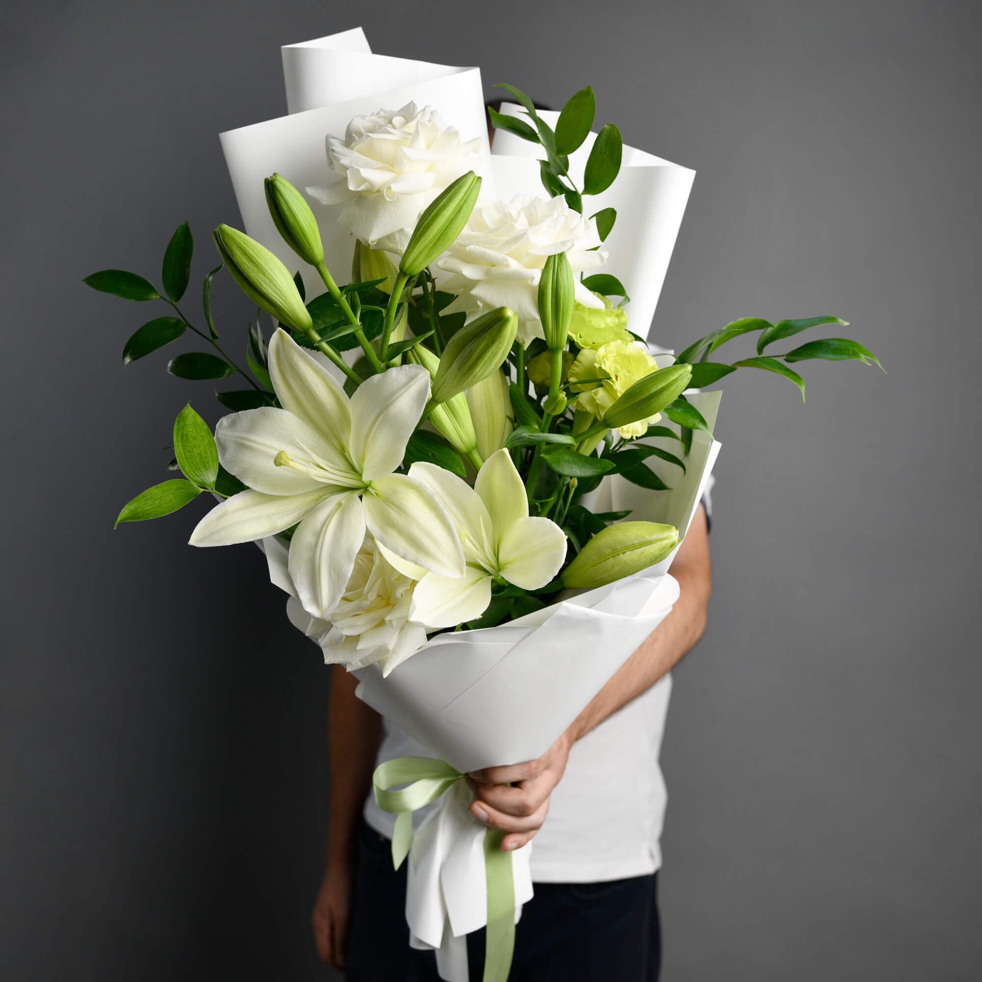 Sf. MIhail si Gavril, Buchet cu crini albi si lisianthus, californiaflowers.mom