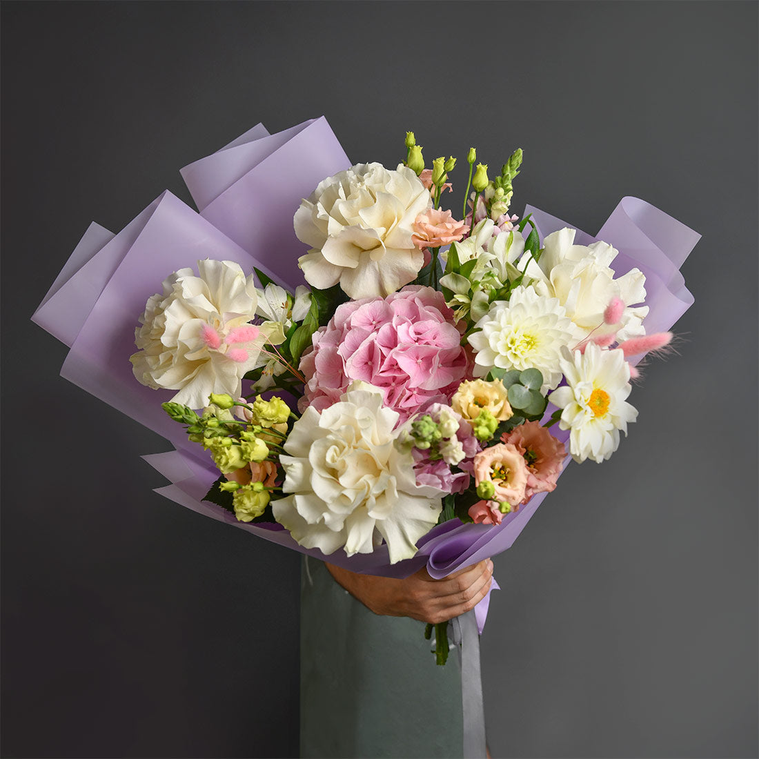 Buchet trandafiri speciali albi si hortensie roz, 3, californiaflowers.mom