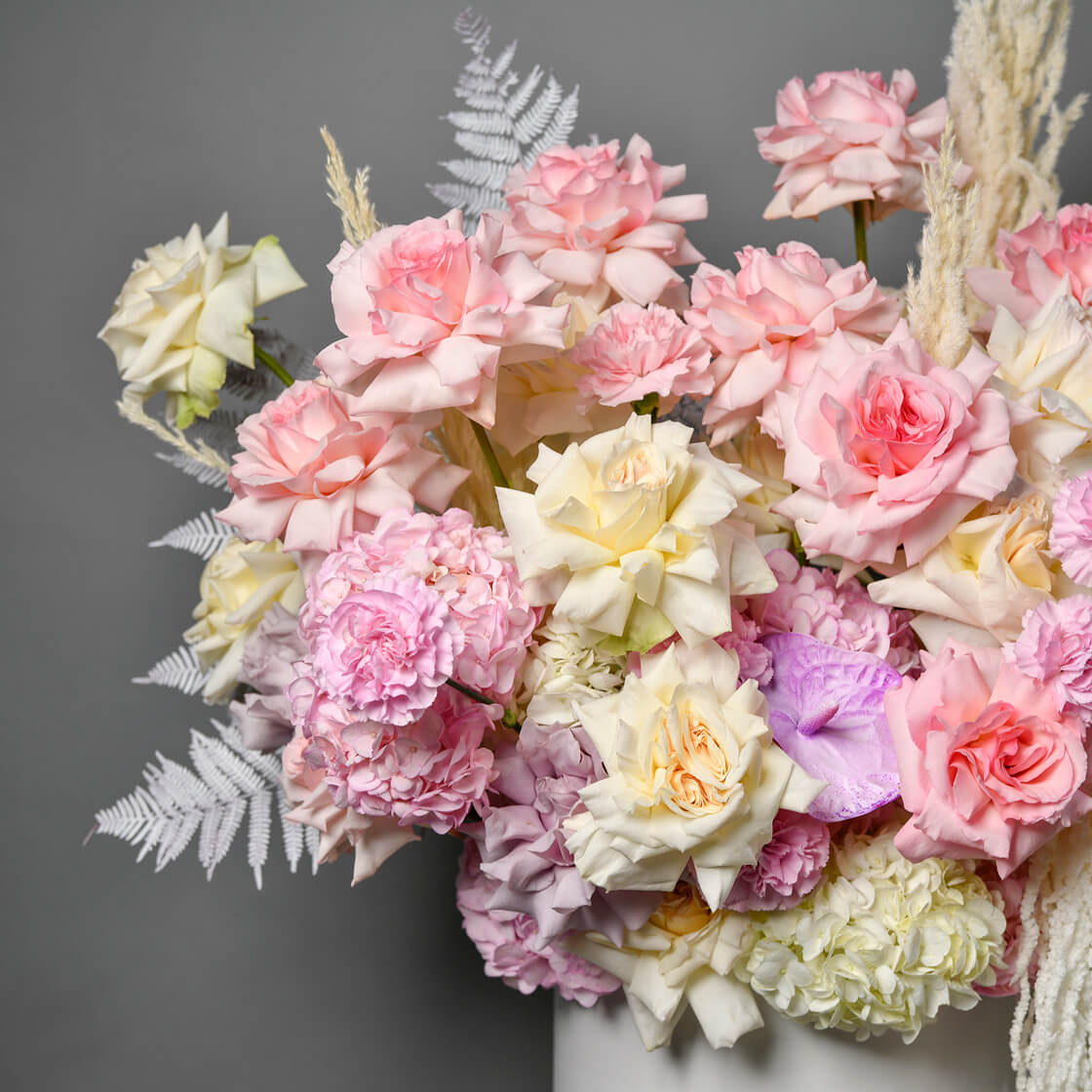 Aranjament floral in cutie cu hortensie si trandafiri albi, 3, californiaflowers.mom