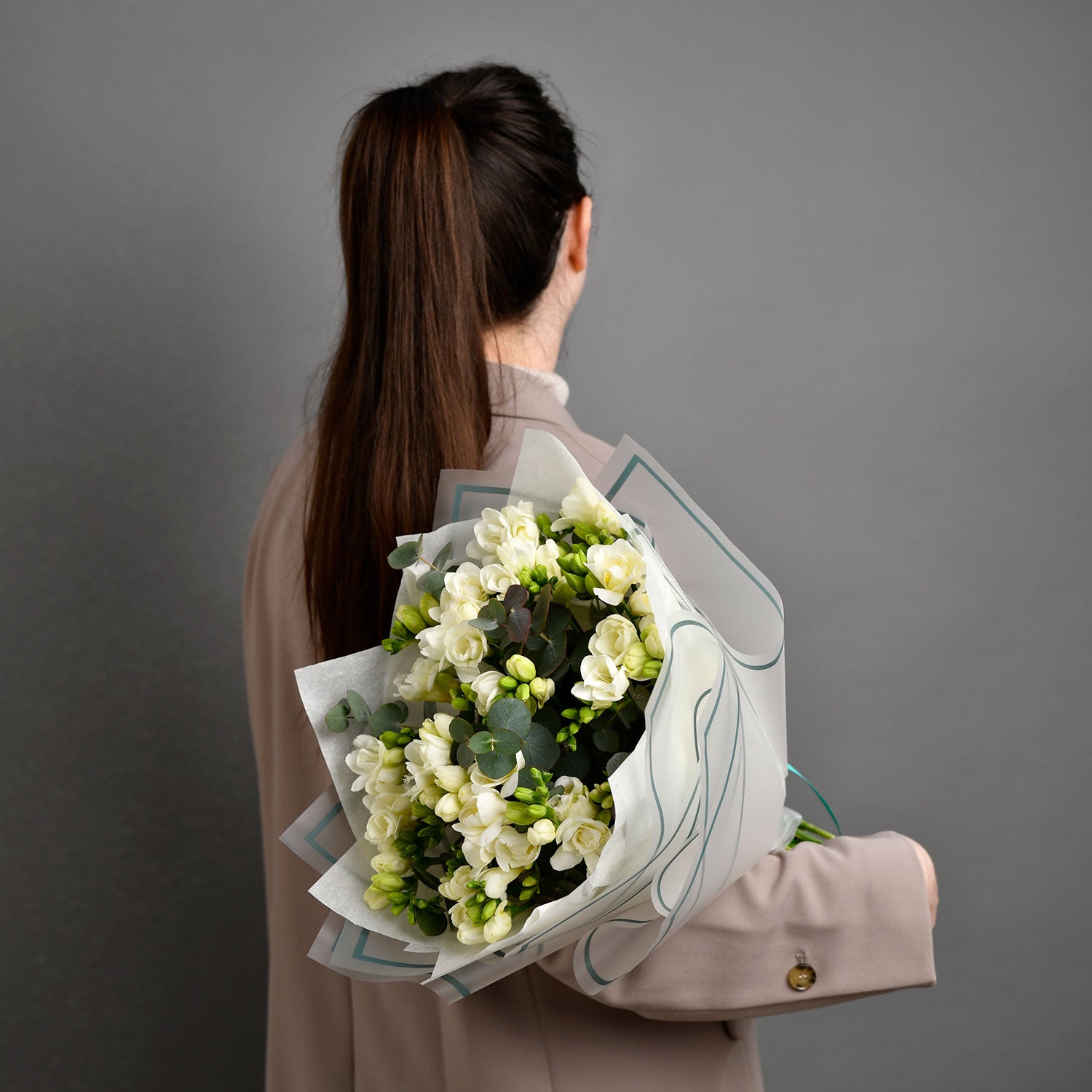 Buchet 25 frezii albe, 4, californiaflowers.mom