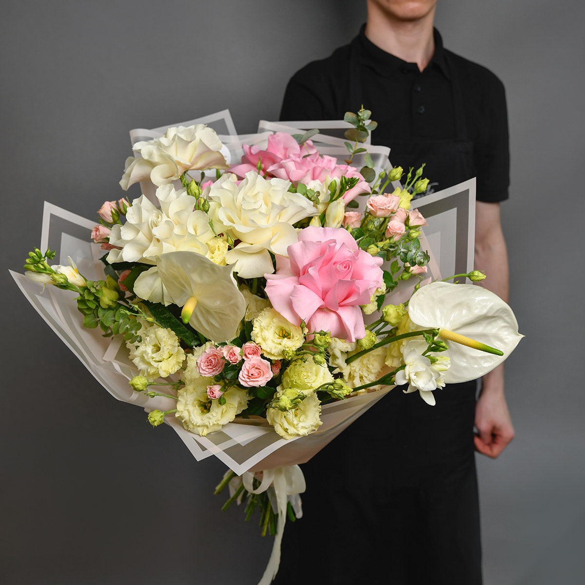 Flori de Valentine's Day - California Flowers, Buchet trandafiri speciali roz si albi, frezii si anthurium, californiaflowers.mom