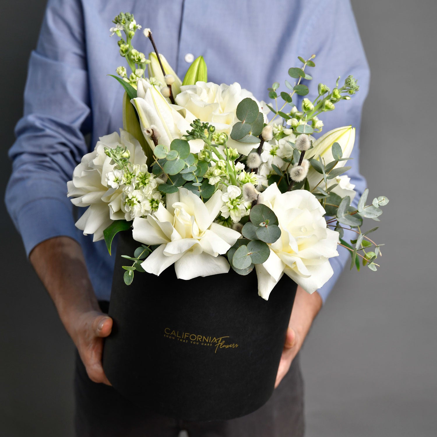 Flori de Paste - California Flowers, Aranjament floral in cutie neagra cu trandafiri speciali si crini, californiaflowers.mom