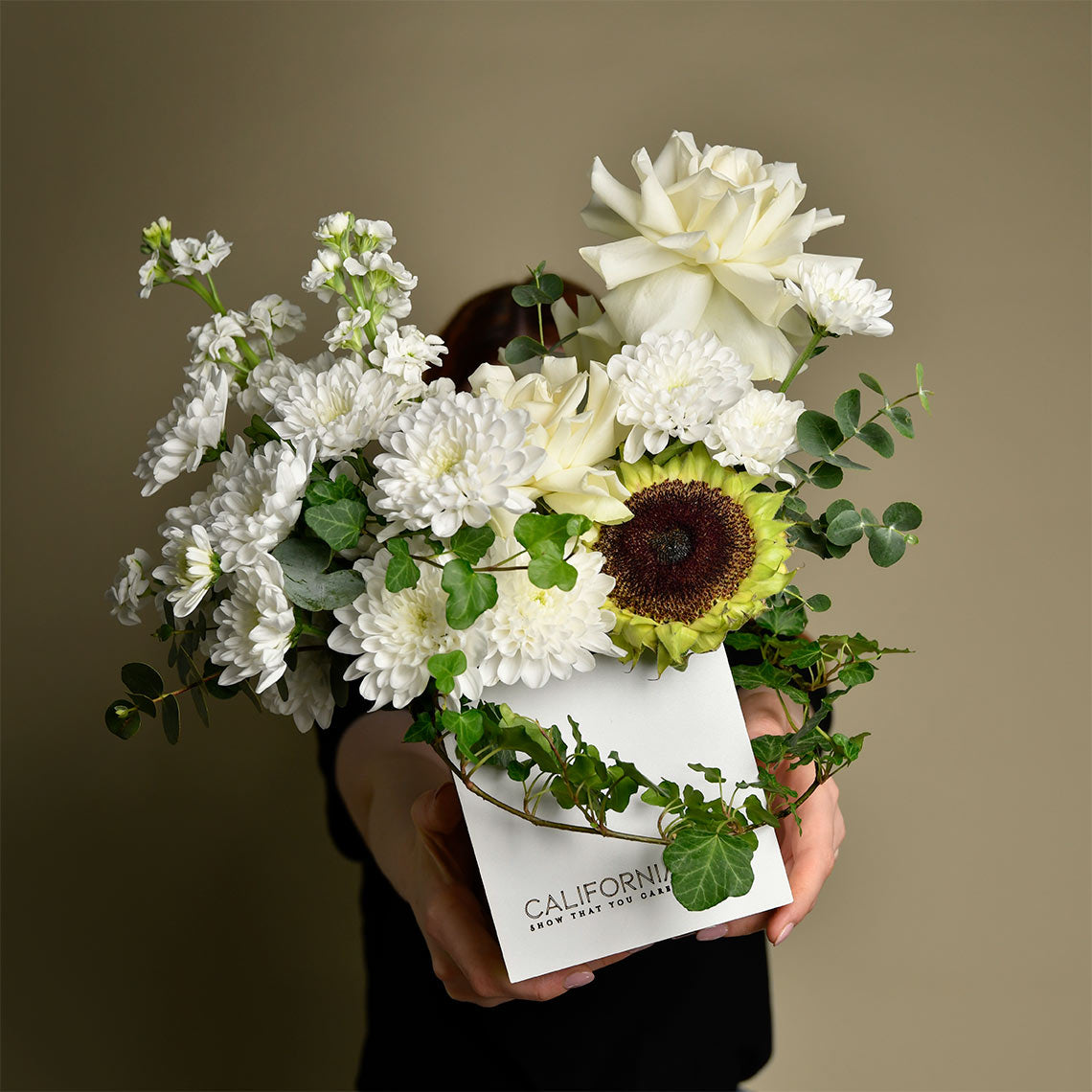 Cutii cu flori - California Flowers, Aranjament floral in cutie cu crizanteme albe si floarea soarelui, californiaflowers.mom
