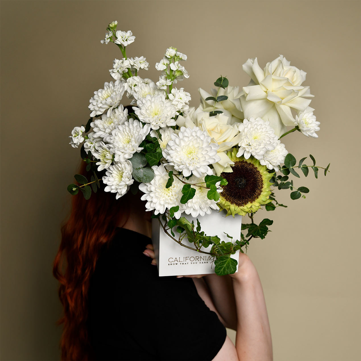 Aranjament floral in cutie cu crizanteme albe si floarea soarelui, 3, californiaflowers.mom