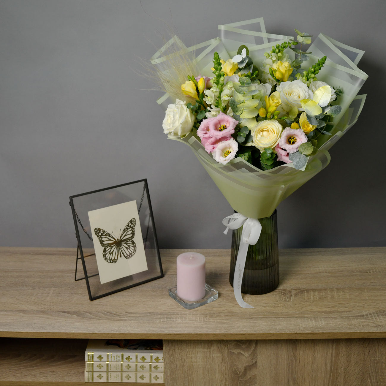 Buchet lisianthus roz, trandafiri si frezii, 4, californiaflowers.mom