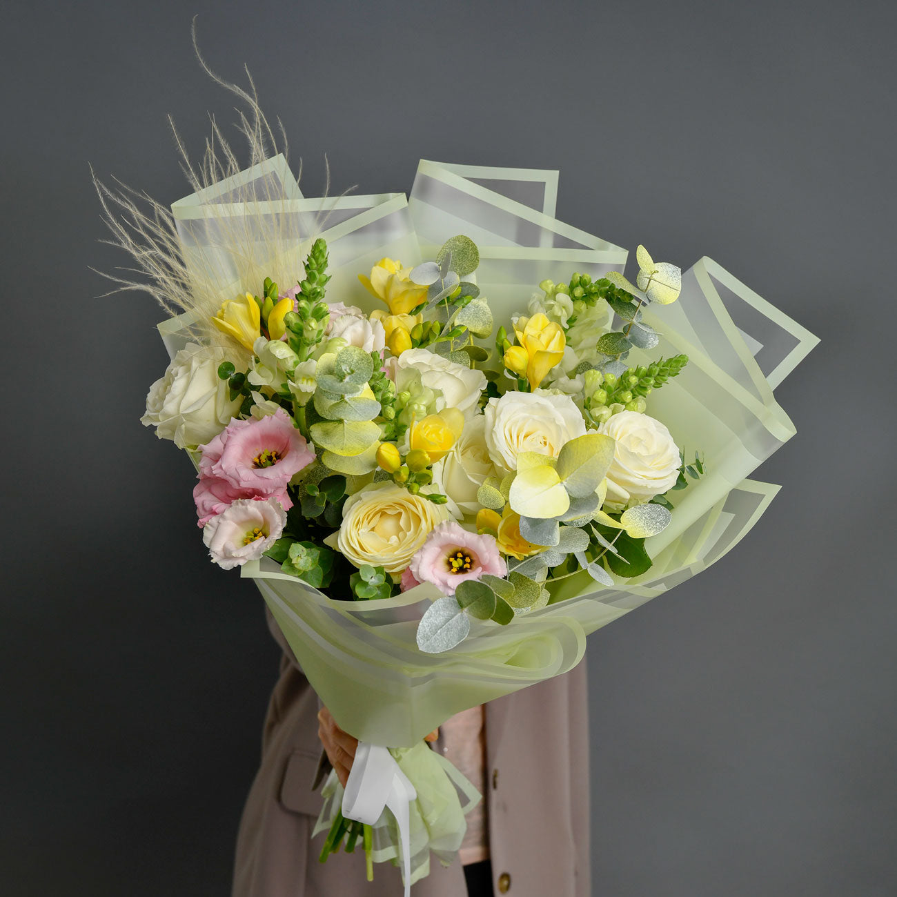 Buchet lisianthus roz, trandafiri si frezii, 3, californiaflowers.mom