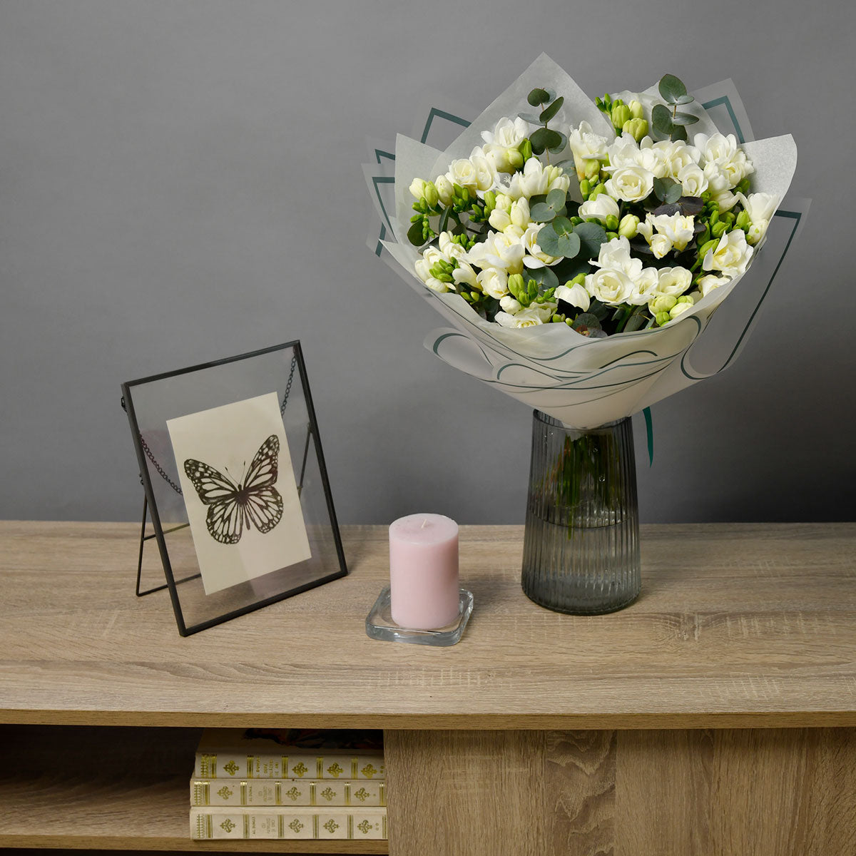 Buchet 25 frezii albe, 5, californiaflowers.mom