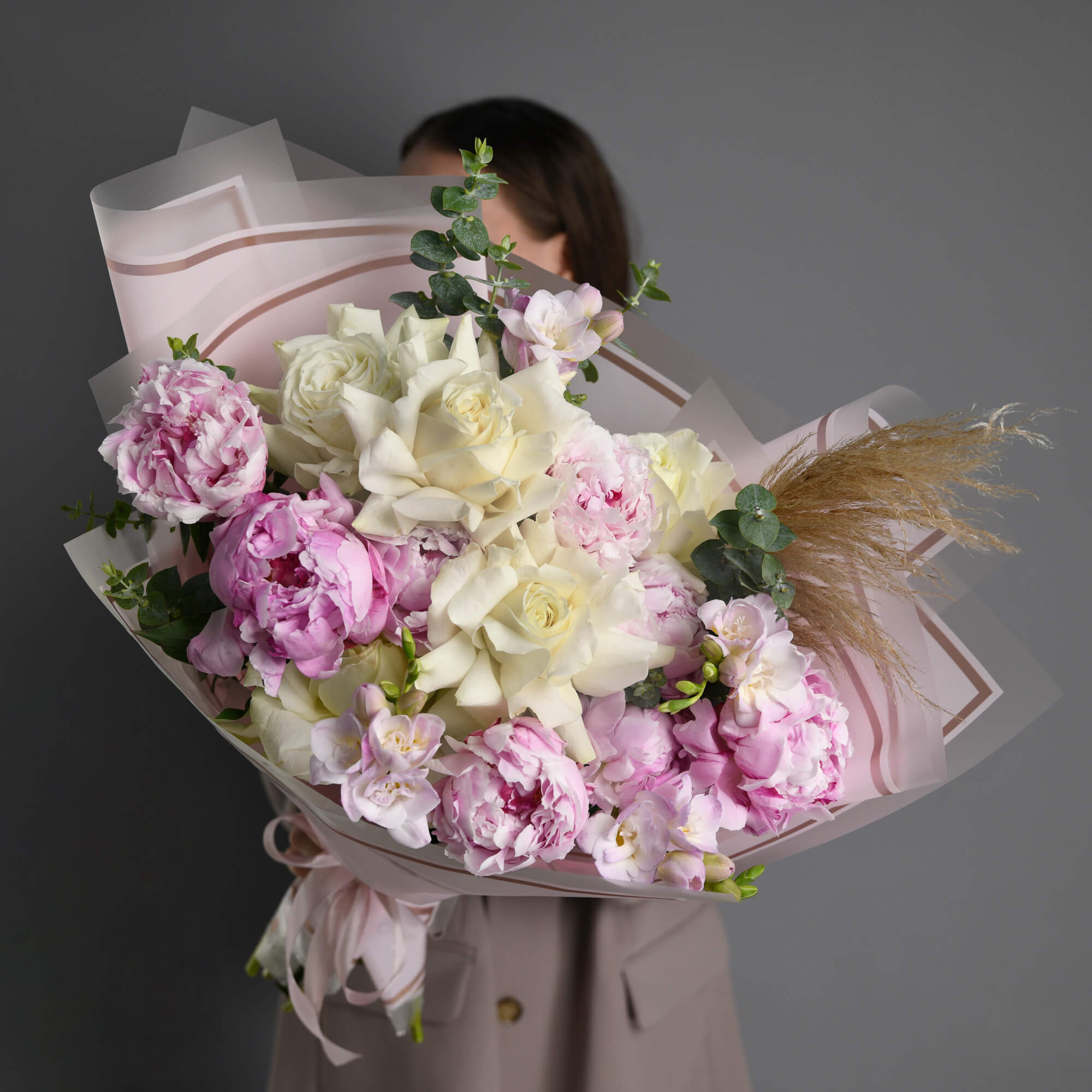 Florarie online - California Flowers ✅, Buchet 9 bujori si trandafiri albi speciali, californiaflowers.mom