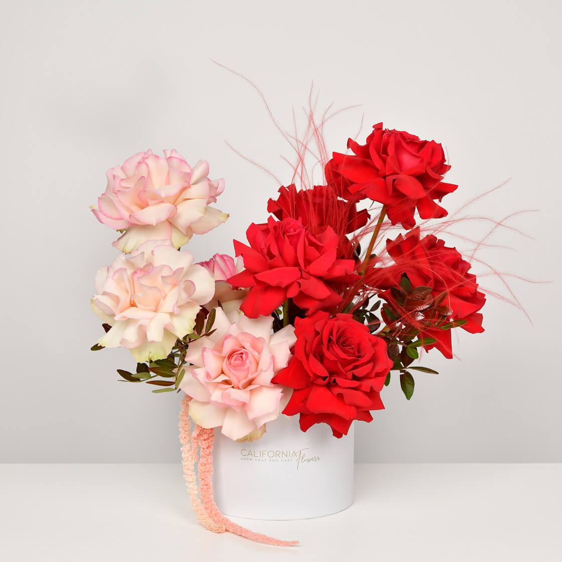 Flori de Paste - California Flowers, Aranjament floral in cutie cu trandafiri rosii si roz, californiaflowers.mom