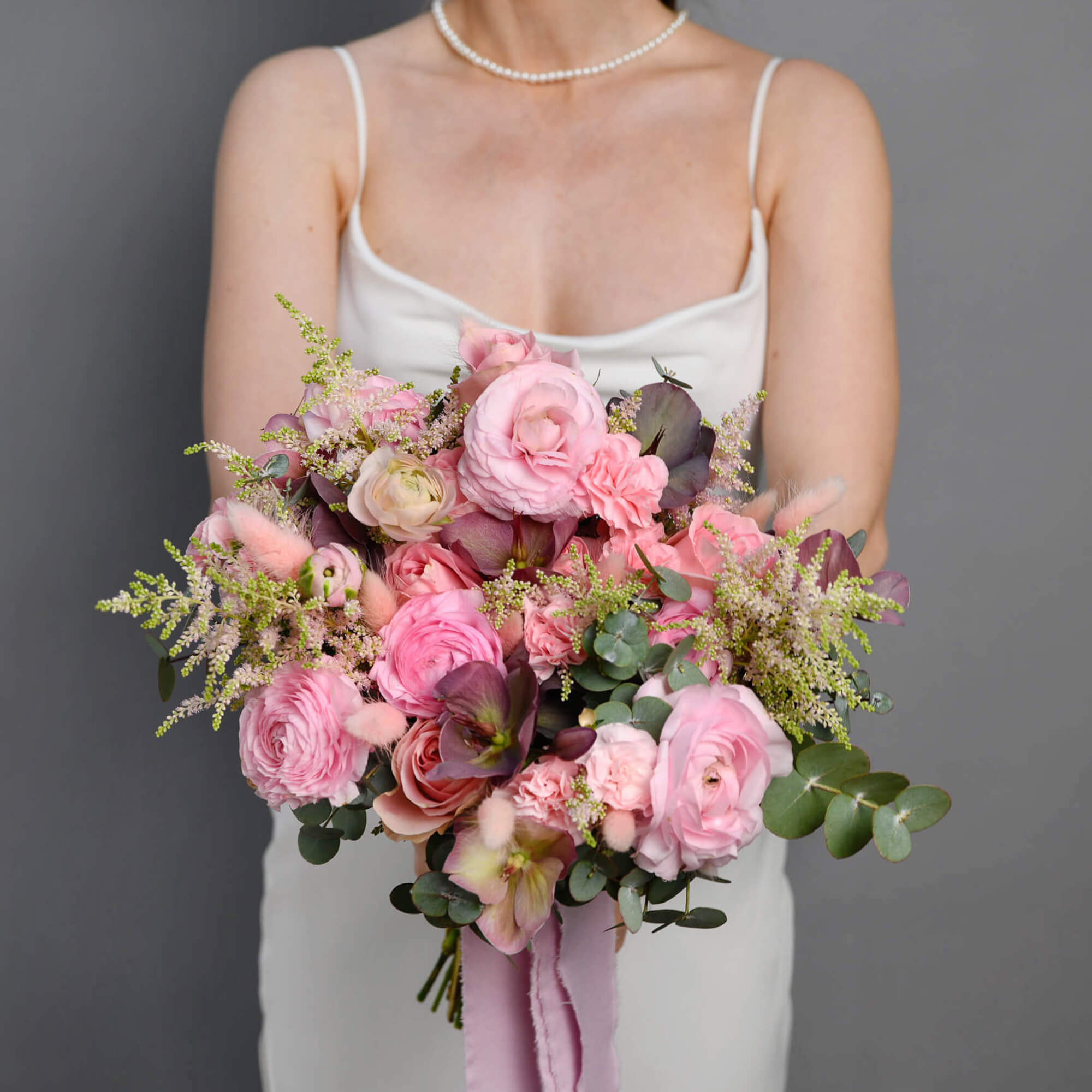 Buchete mireasa si nasa - California Flowers, Buchet de mireasa cu ranunculus si heleborus, californiaflowers.mom